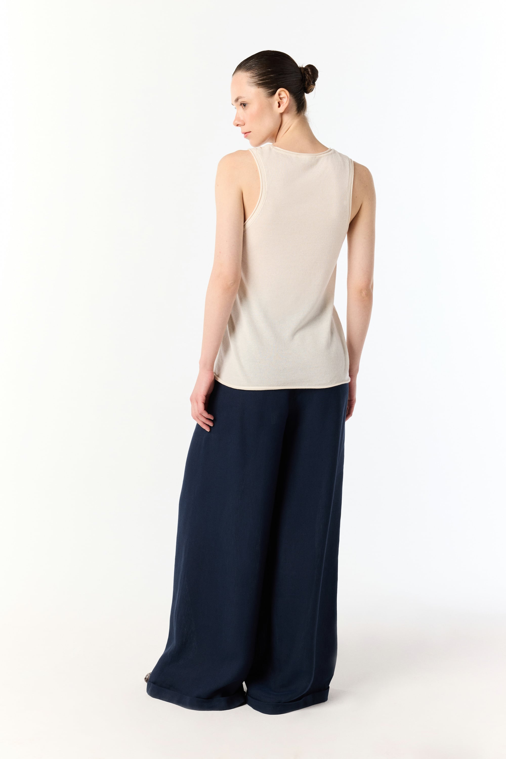 MODAL KARIŞIMLI AÇIK YAKA KOLSUZ TRİKO KAZAK