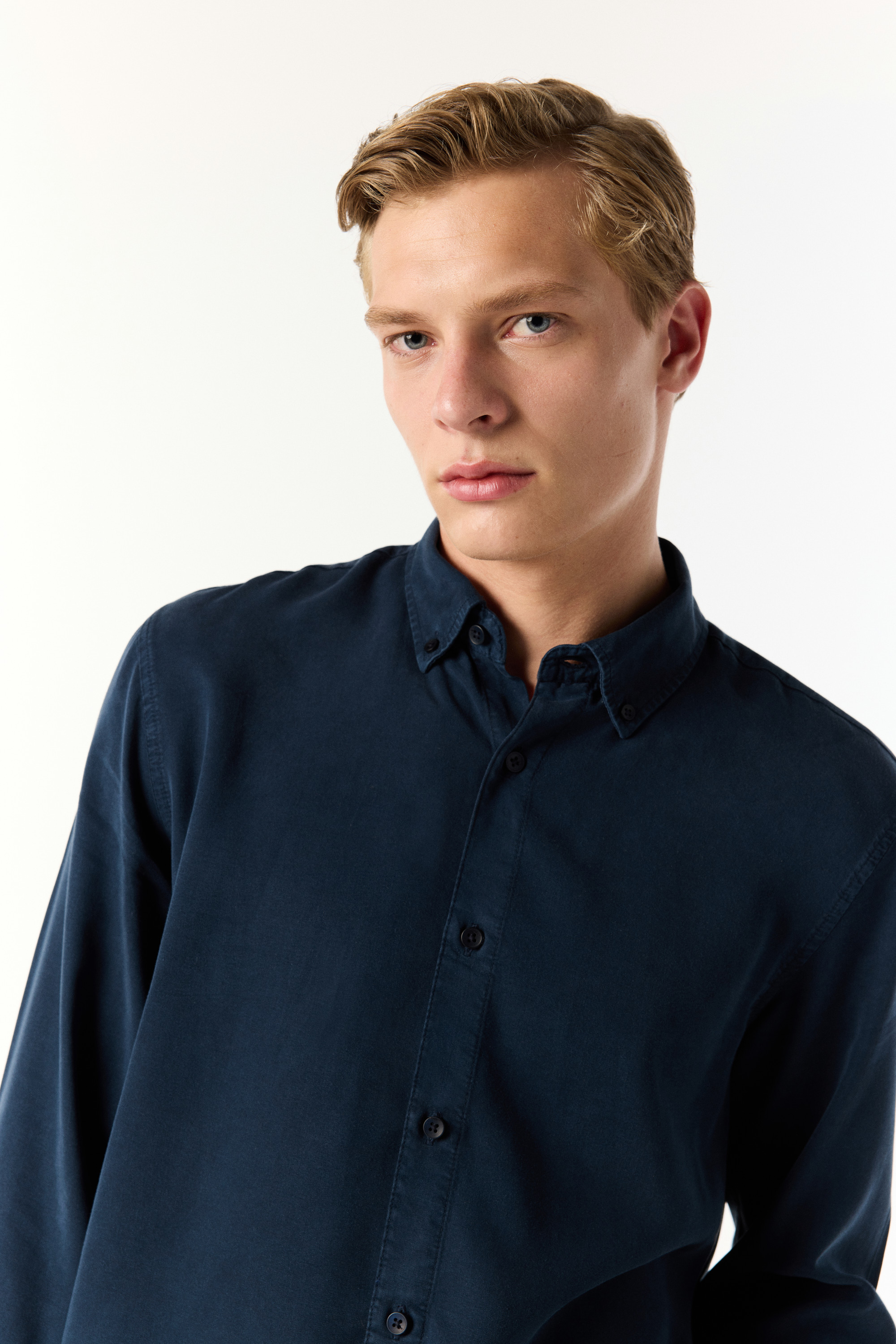 REGULAR FIT UZUN KOLLU TENSEL GÖMLEK