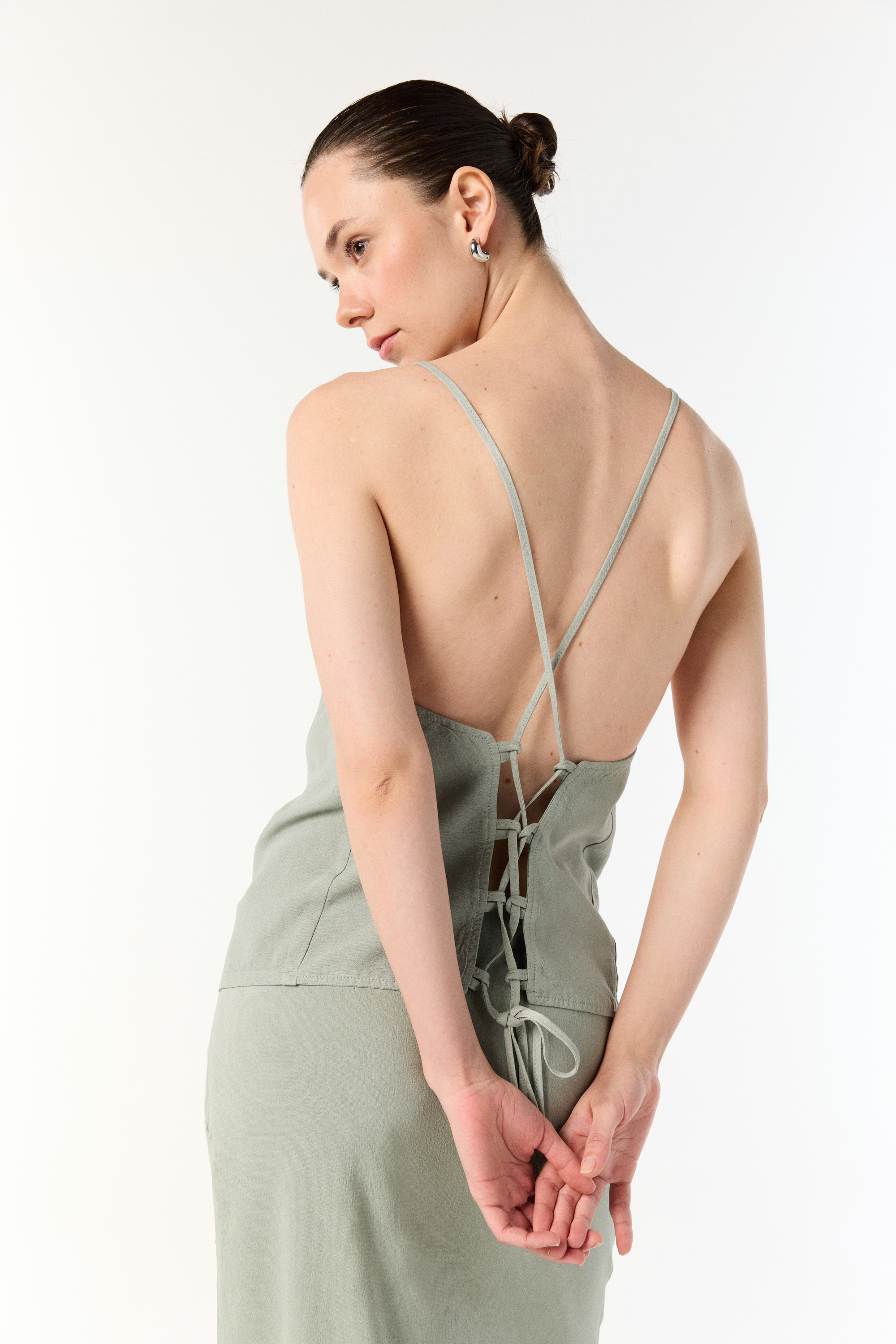 KOLSUZ SIRTI BAĞLAMA DETAYLI BLUZ