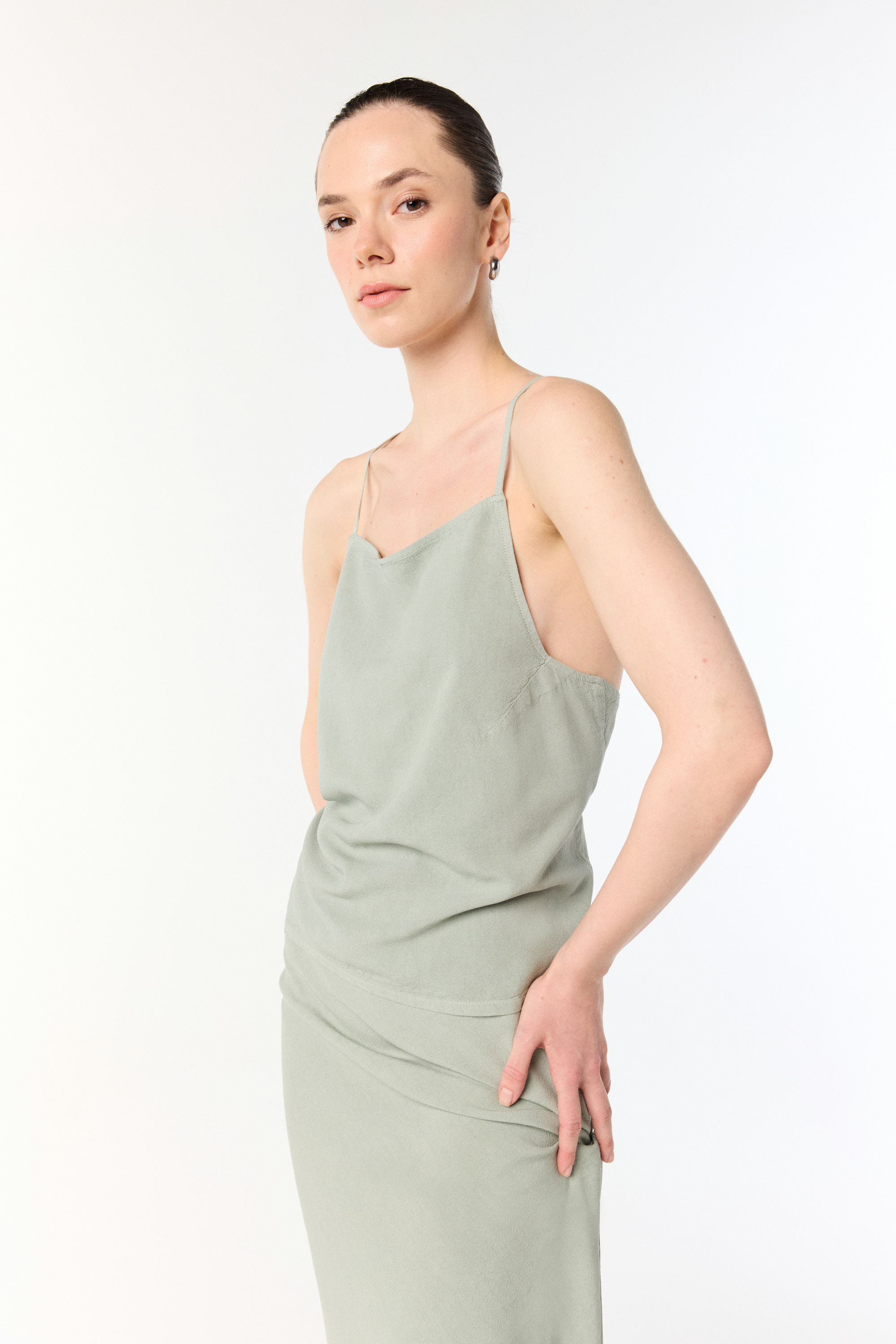 KOLSUZ SIRTI BAĞLAMA DETAYLI BLUZ