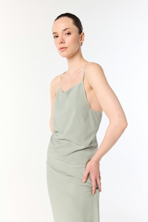  KOLSUZ SIRTI BAĞLAMA DETAYLI BLUZ