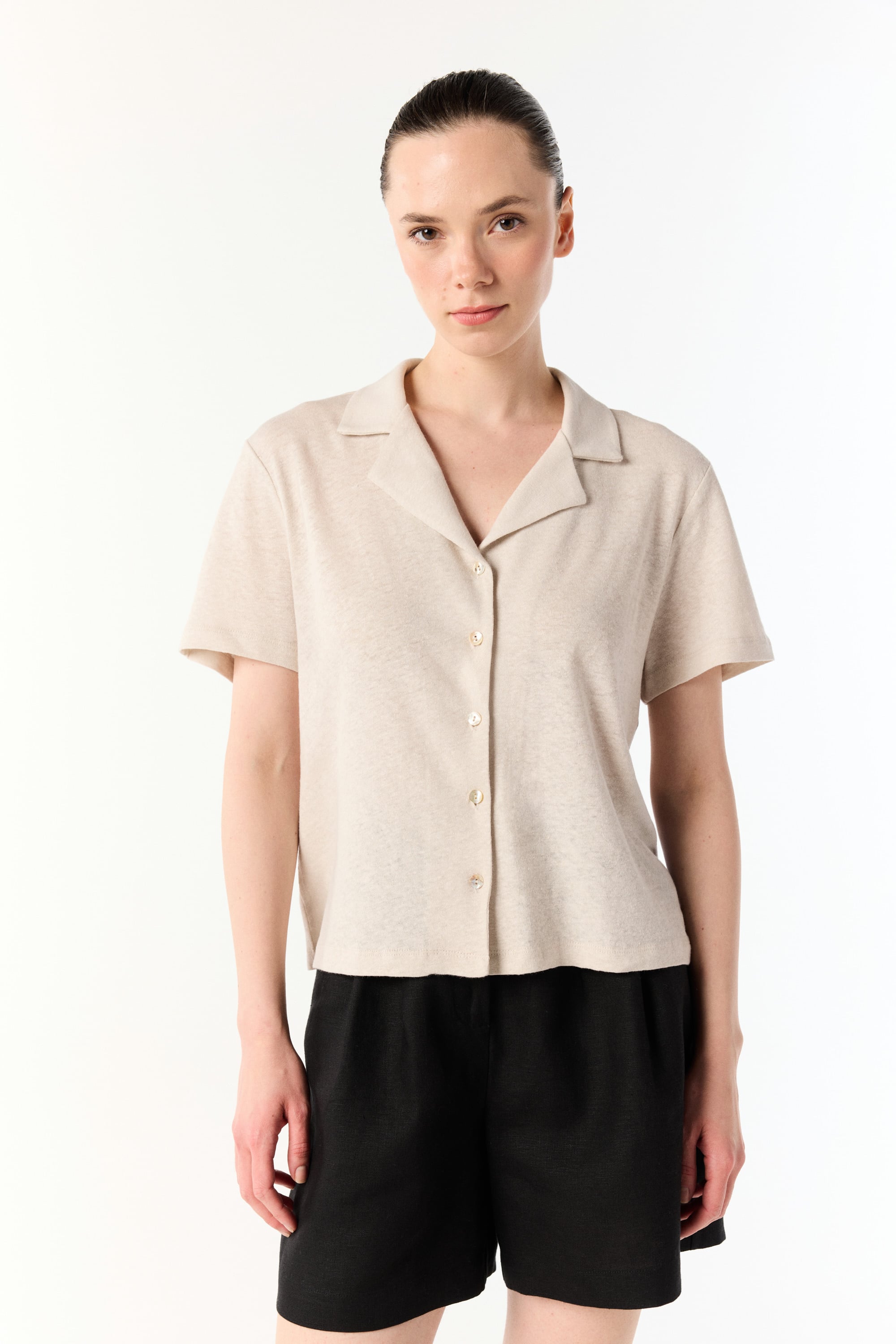 V YAKA DÜĞMELİ KISA KOLLU ÖRME T-SHIRT