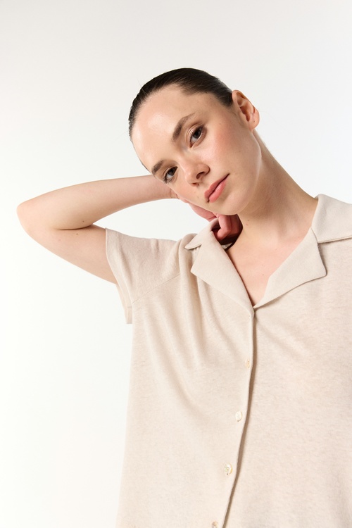  V YAKA DÜĞMELİ KISA KOLLU ÖRME T-SHIRT