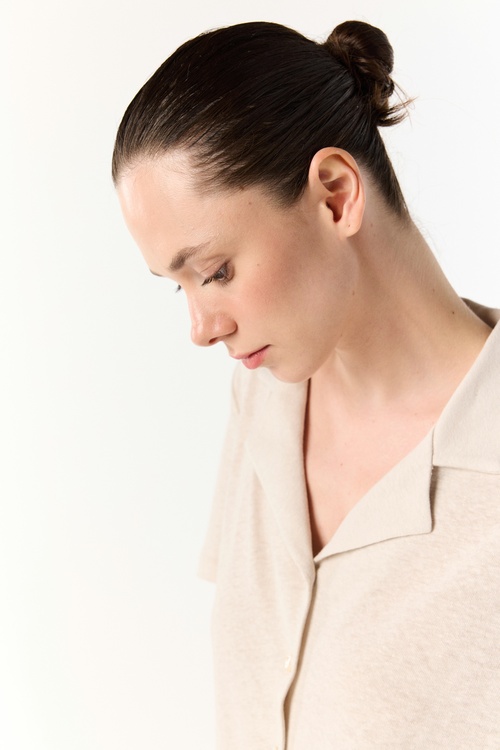  V YAKA DÜĞMELİ KISA KOLLU ÖRME T-SHIRT