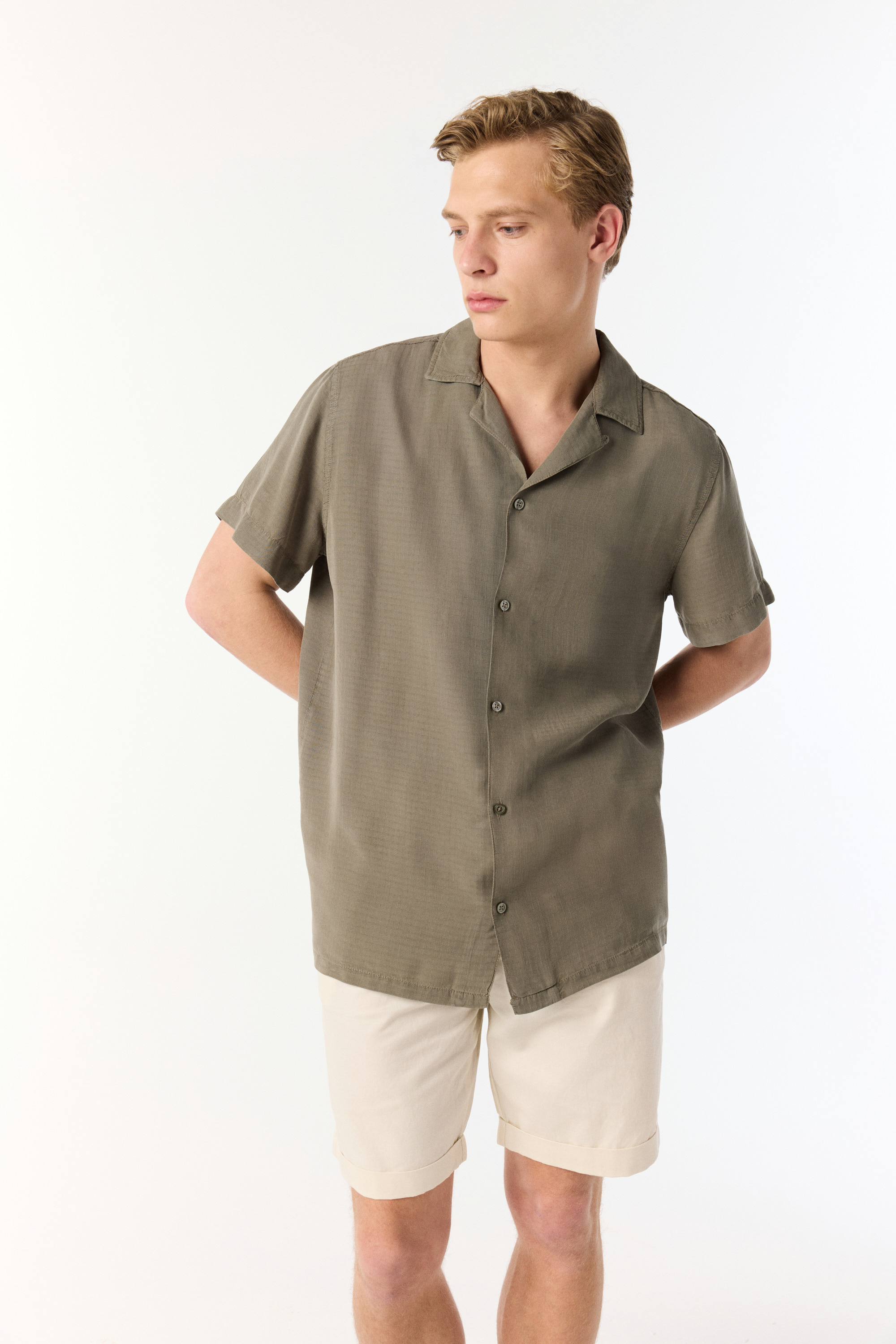 REGULAR FIT RESORT YAKA KISA KOLLU LİYOSEL GÖMLEK