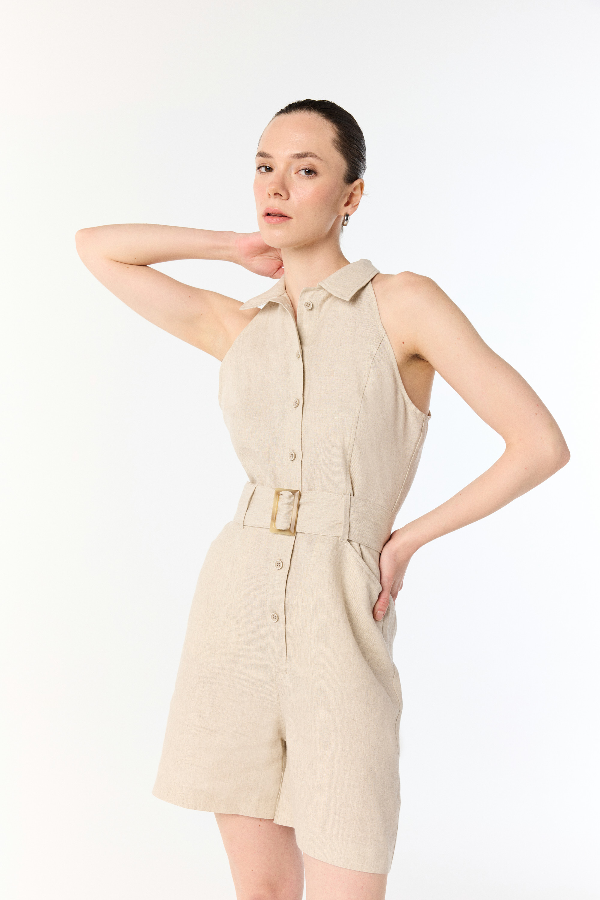 GÖMLEK YAKA KOLSUZ KEMERLİ MİNİ KETEN TULUM