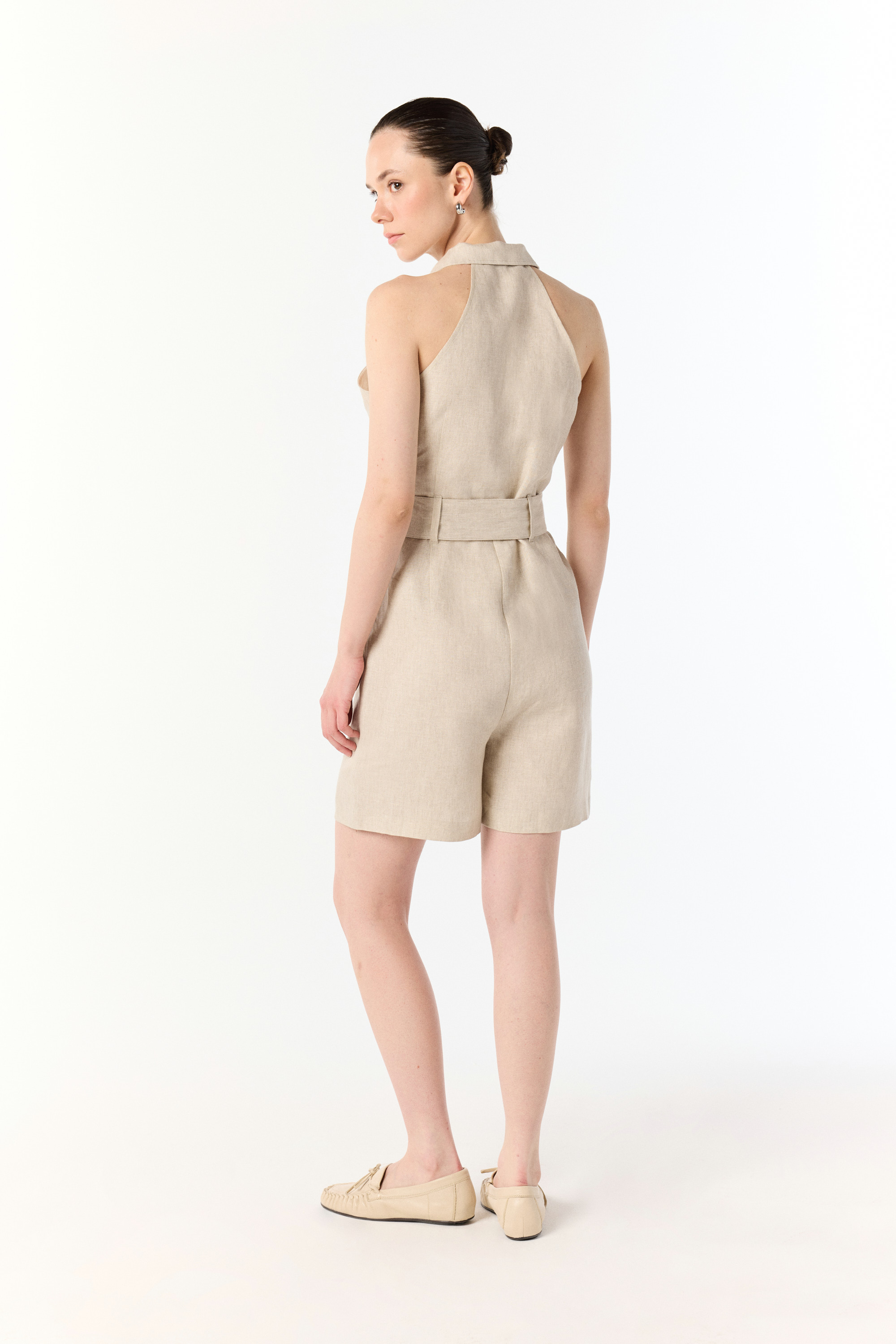 GÖMLEK YAKA KOLSUZ KEMERLİ MİNİ KETEN TULUM