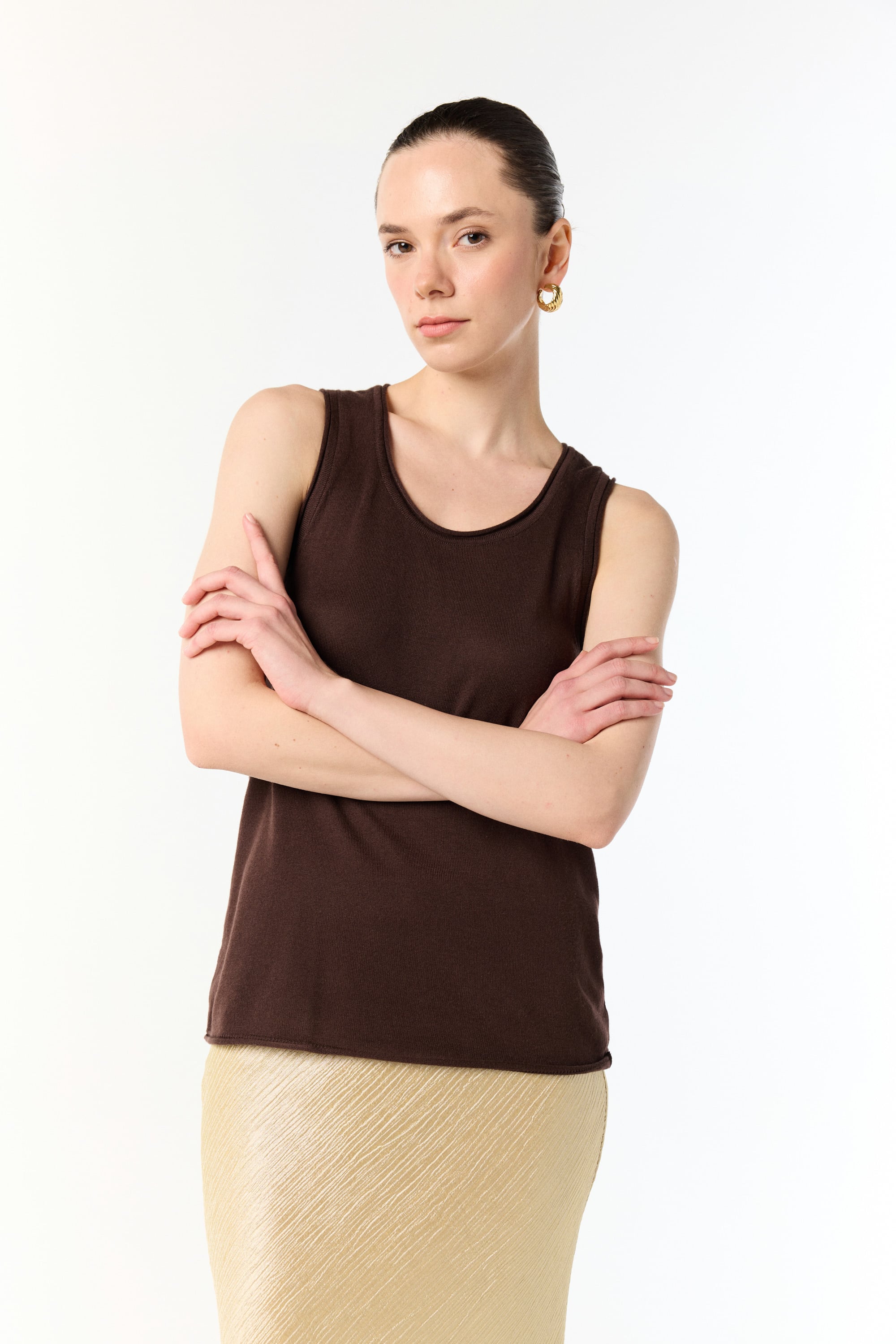 MODAL KARIŞIMLI AÇIK YAKA KOLSUZ TRİKO KAZAK