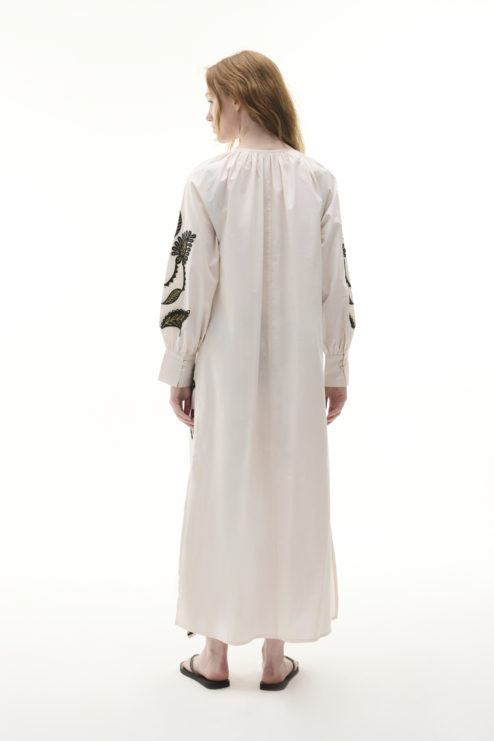 ETNİK NAKIŞLI OVERSİZE V YAKA MİDİ ELBİSE