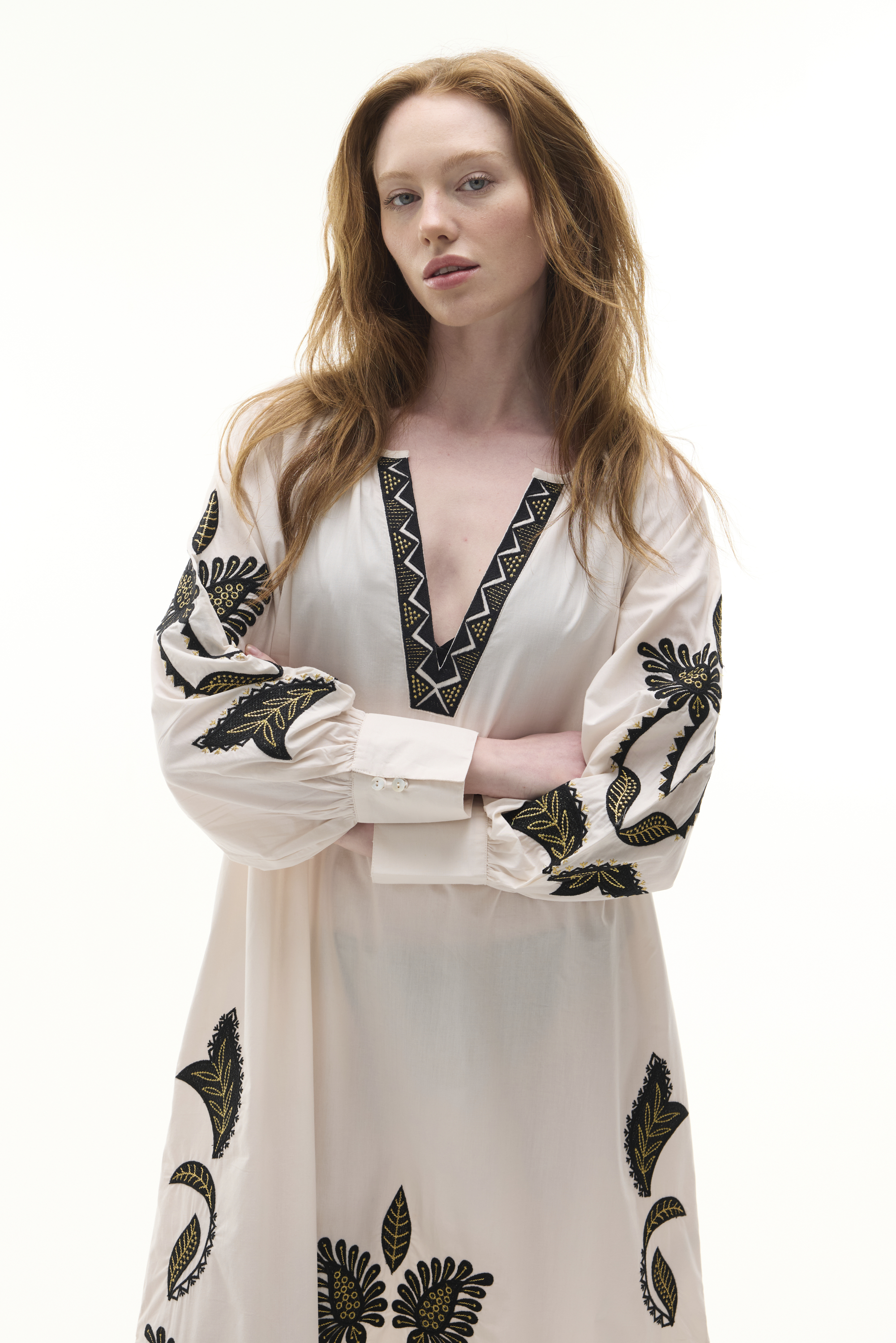 ETNİK NAKIŞLI OVERSİZE V YAKA MİDİ ELBİSE