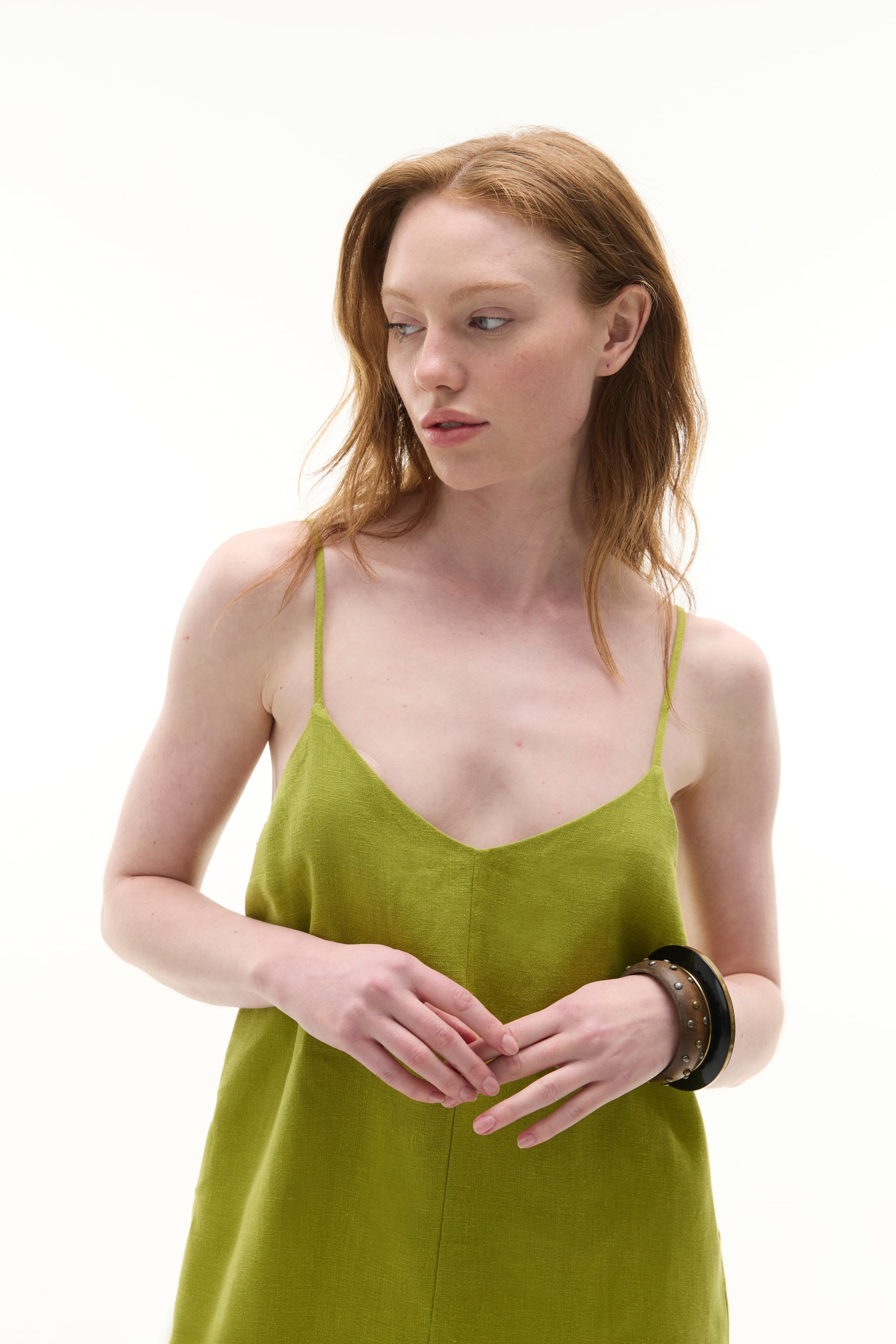 ÖNÜ YIRTMAÇLI ASKILI UZUN KETEN ELBİSE