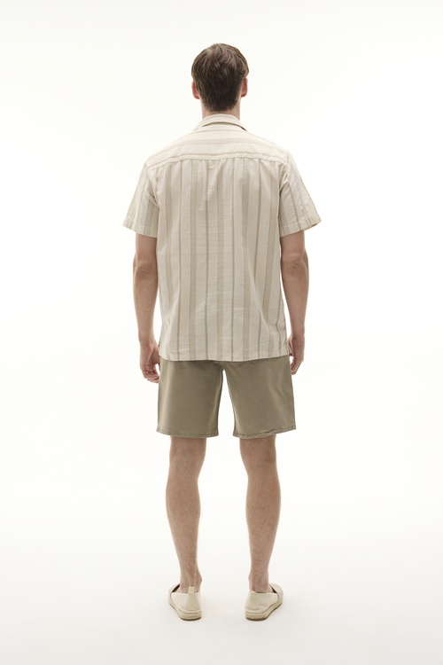 ÇİZGİLİ RESORT YAKA KISA KOLLU GÖMLEK