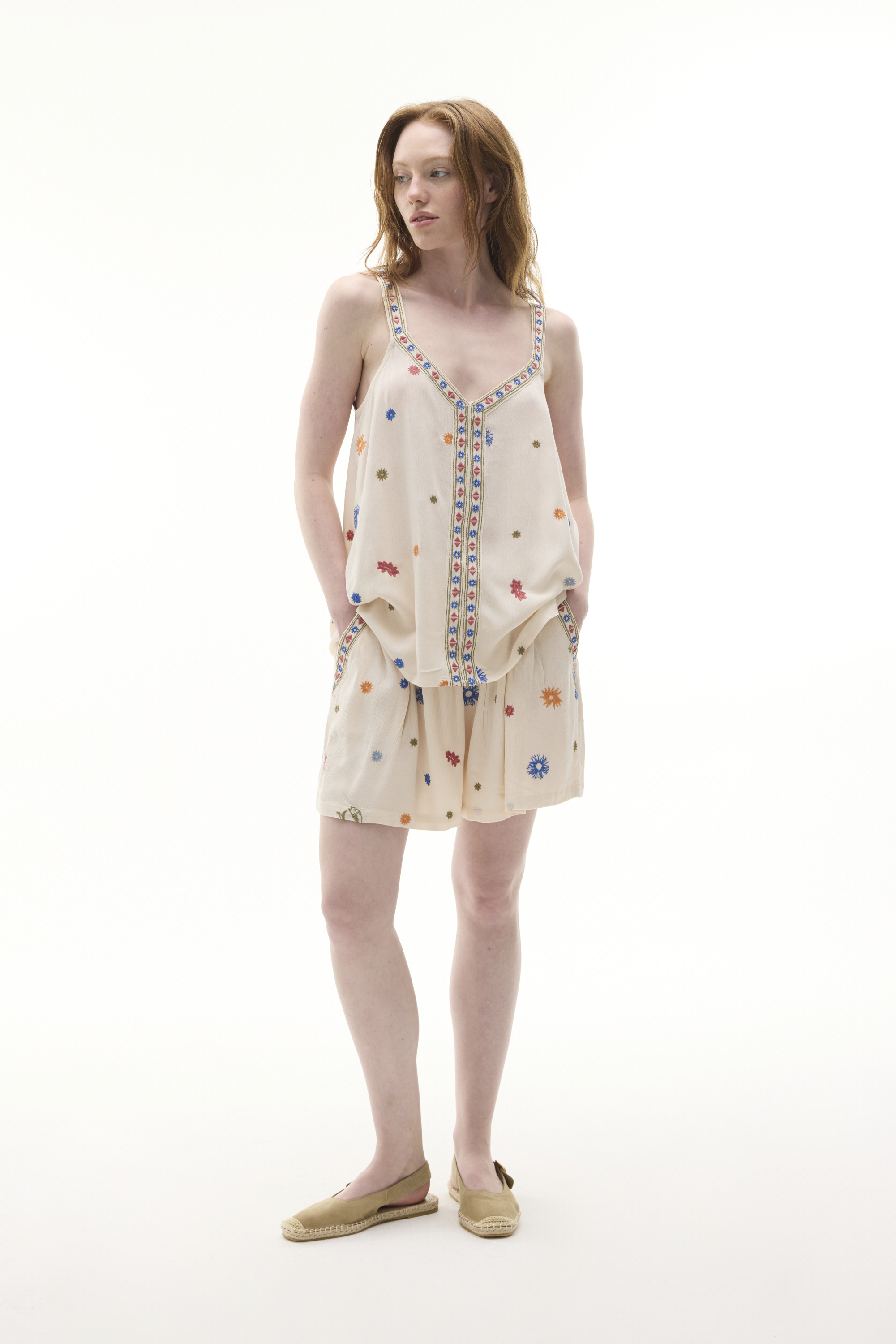 NAKIŞLI V YAKA KOLSUZ BLUZ