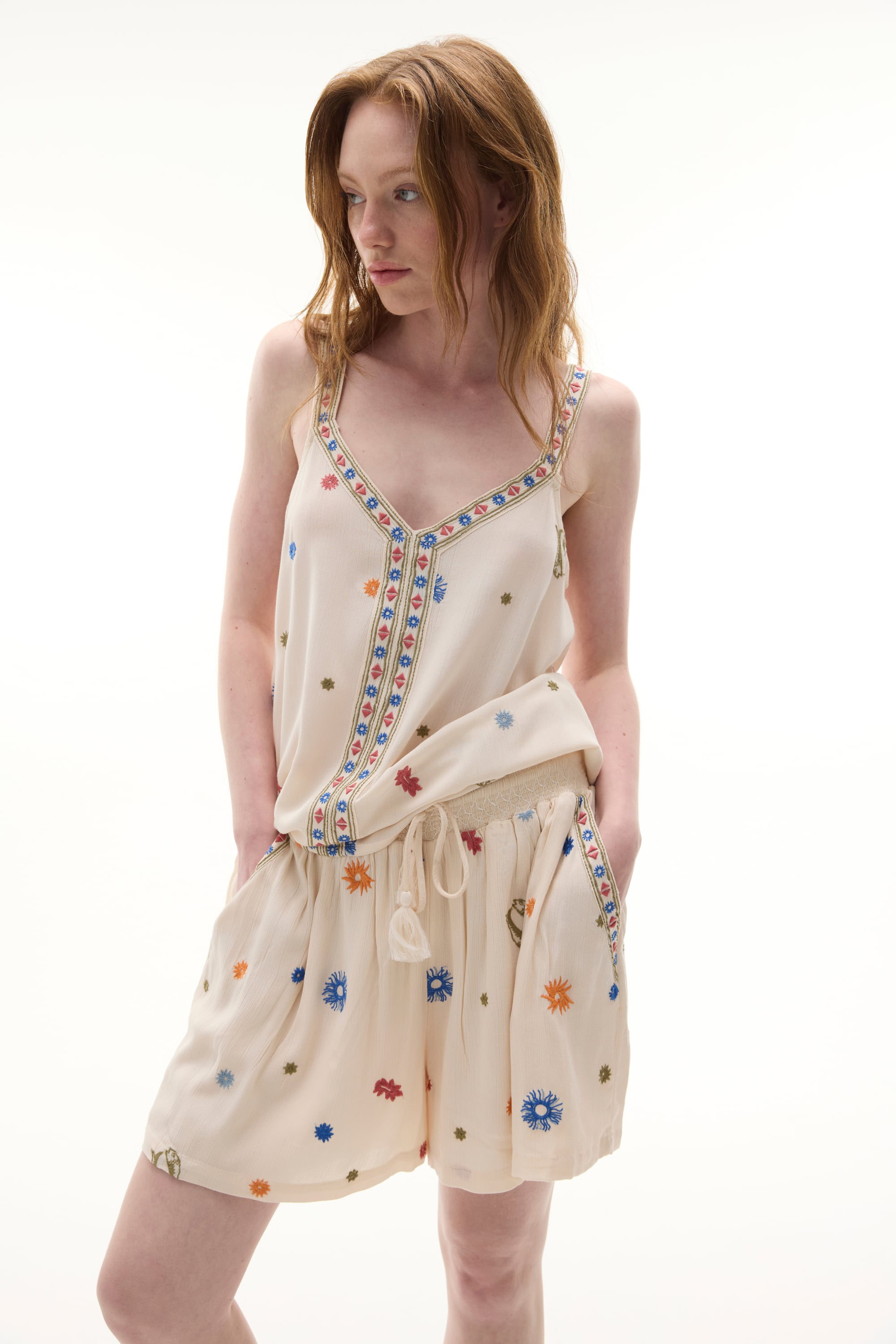 NAKIŞLI BELİ LASTİKLİ ŞORT