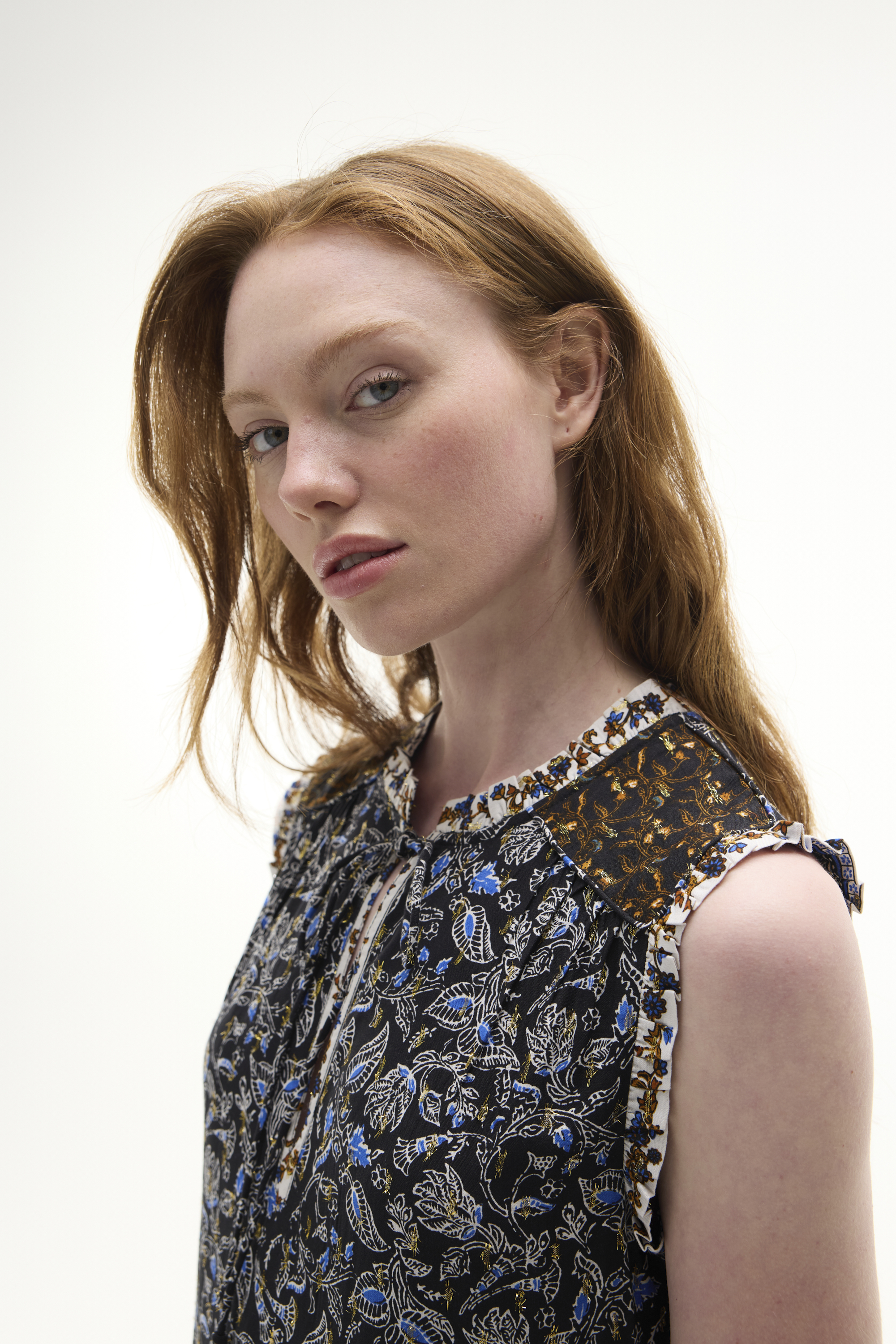 ETNİK BASKILI KOLSUZ UZUN ELBİSE