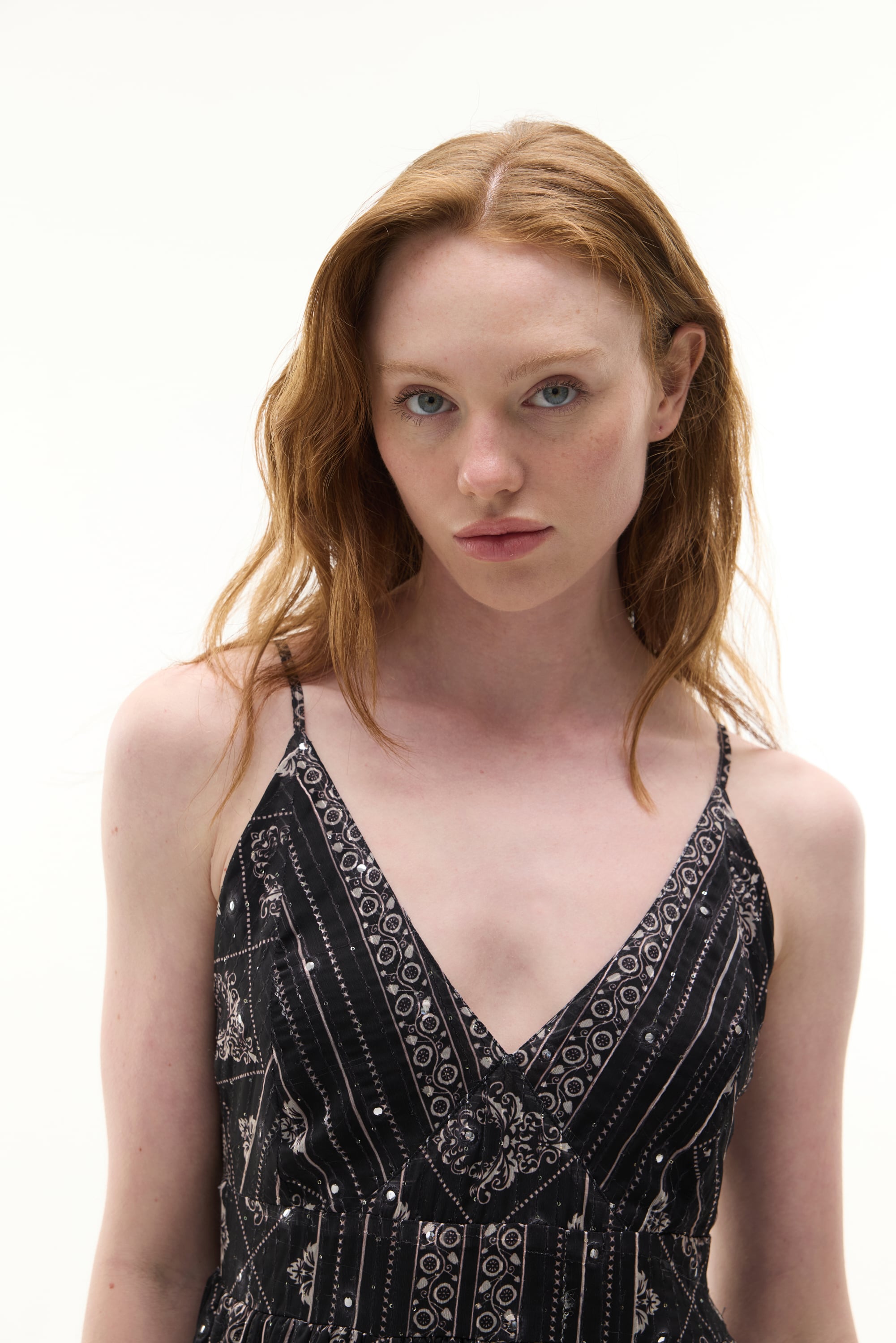 İŞLEMELİ ASKILI KLOŞ MİDİ ELBİSE