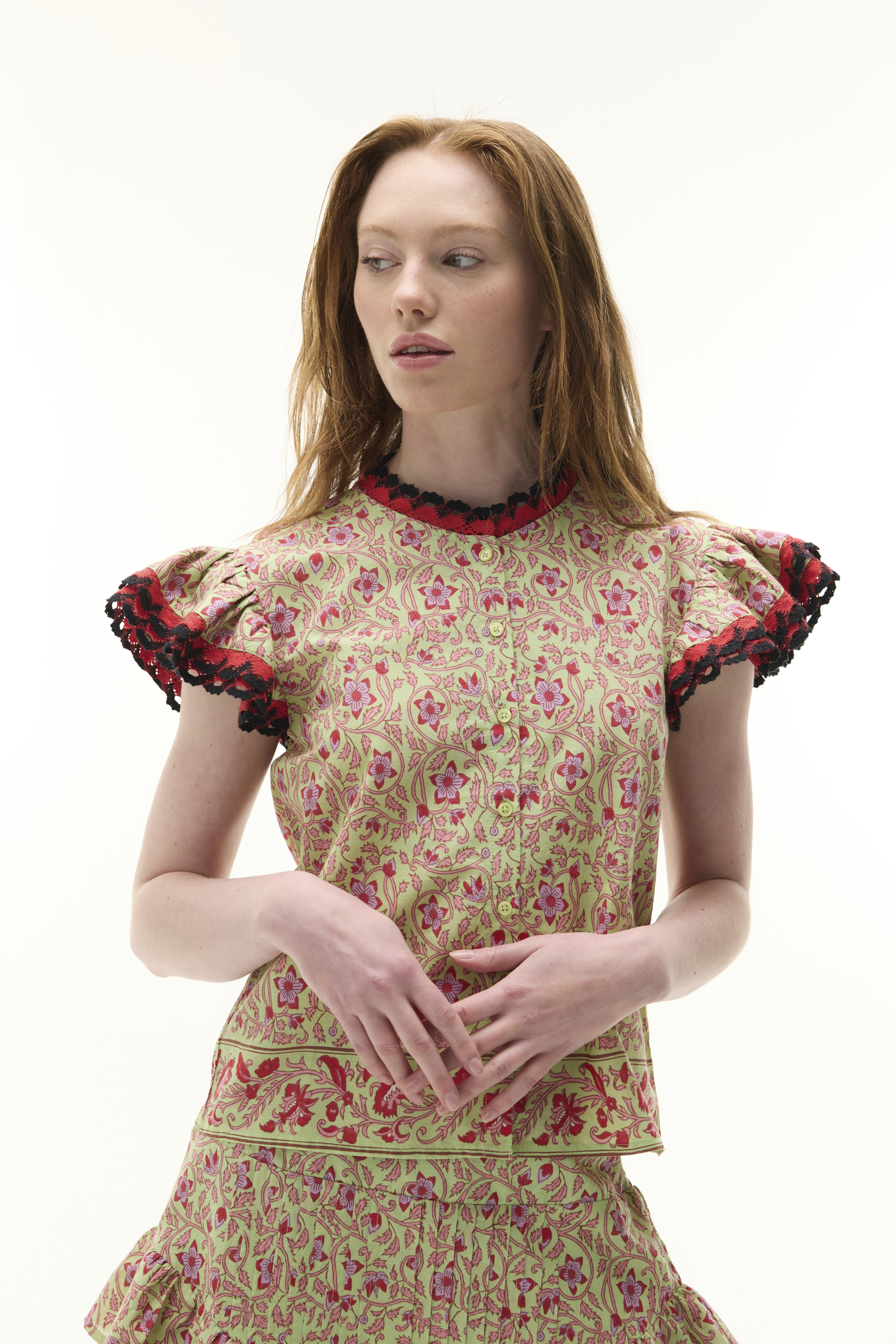 ETNİK BASKILI KISA KOLLU DÜĞMELİ BLUZ