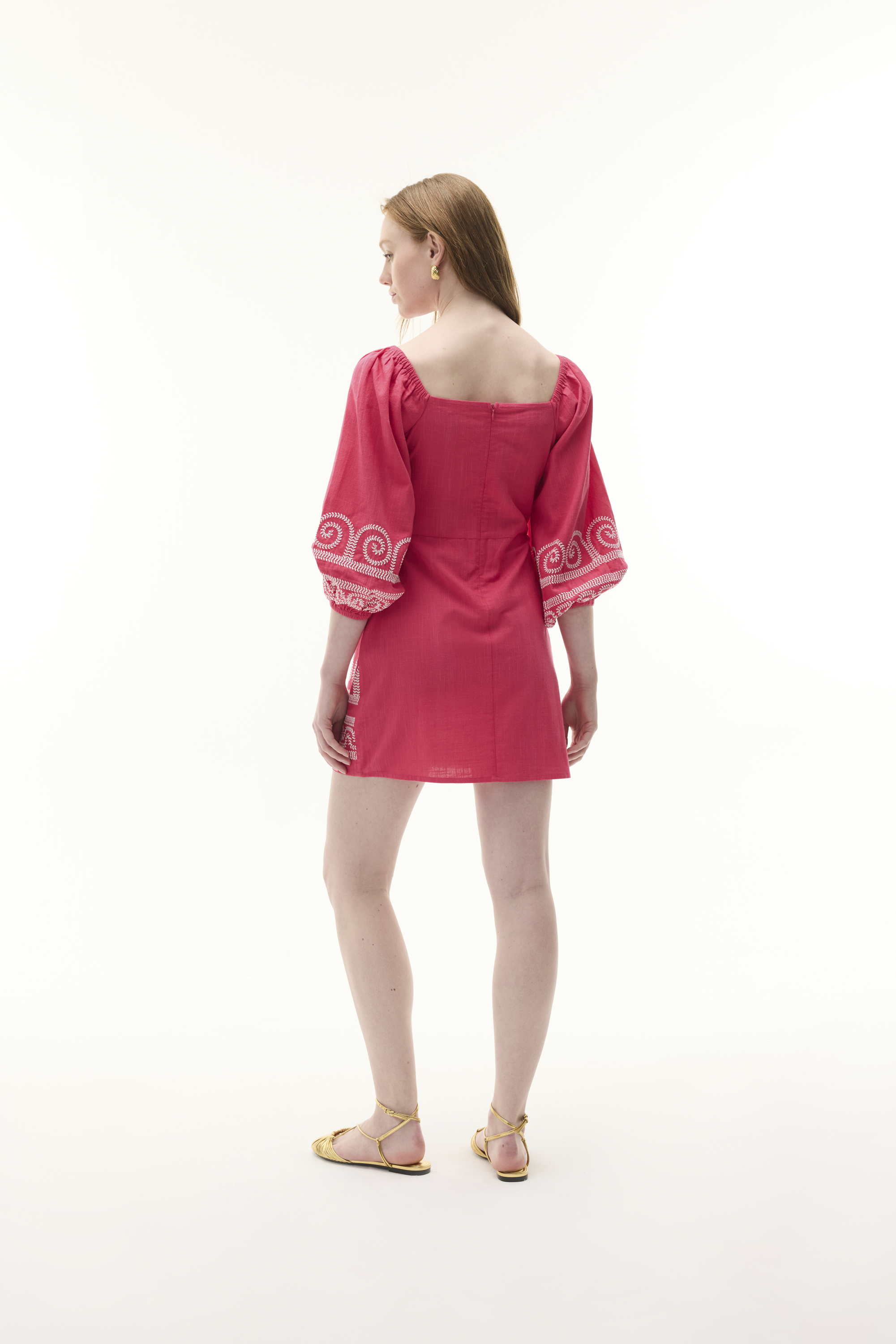 NAKIŞLI BÜZGÜLÜ MİNİ ELBİSE