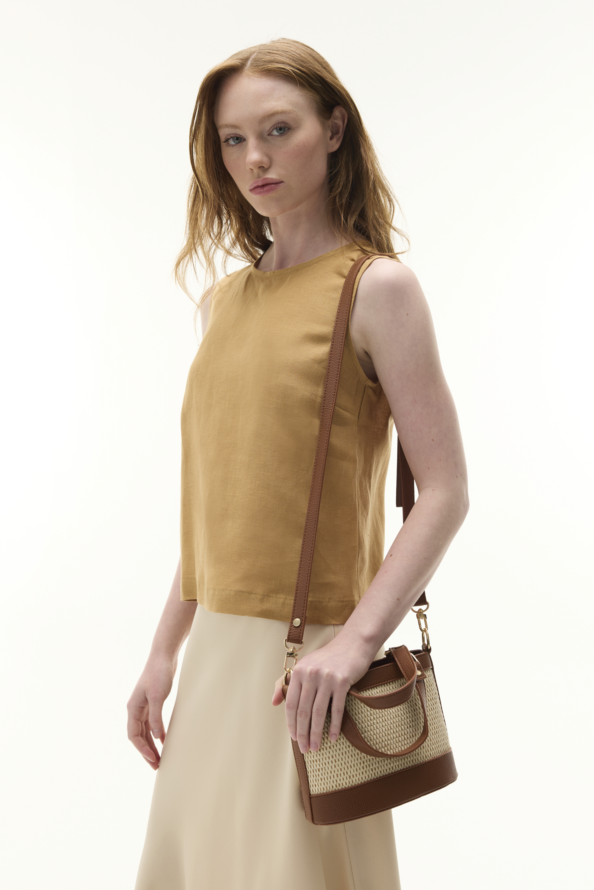 BİSİKLET YAKA ARKASI DÜĞMELİ KOLSUZ BLUZ