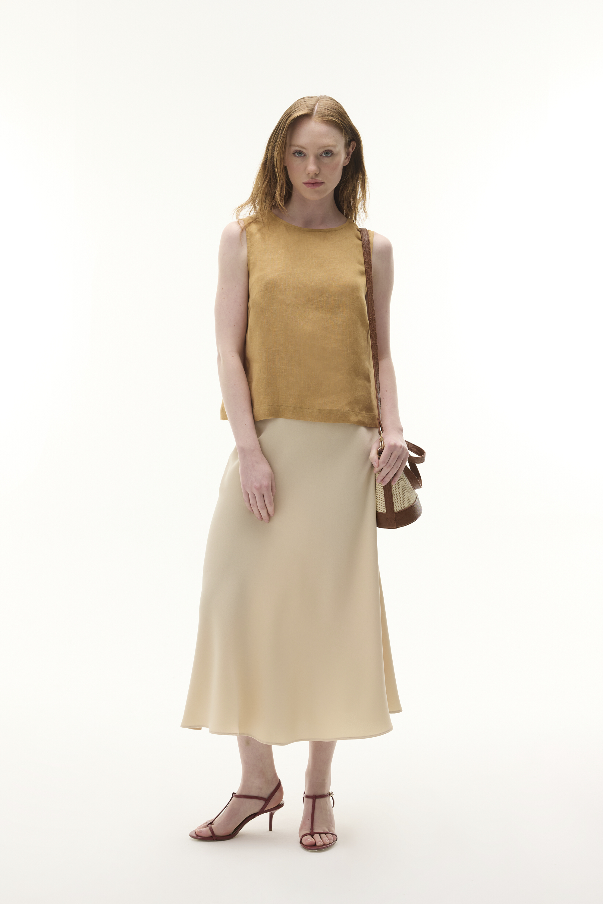 BİSİKLET YAKA ARKASI DÜĞMELİ KOLSUZ BLUZ