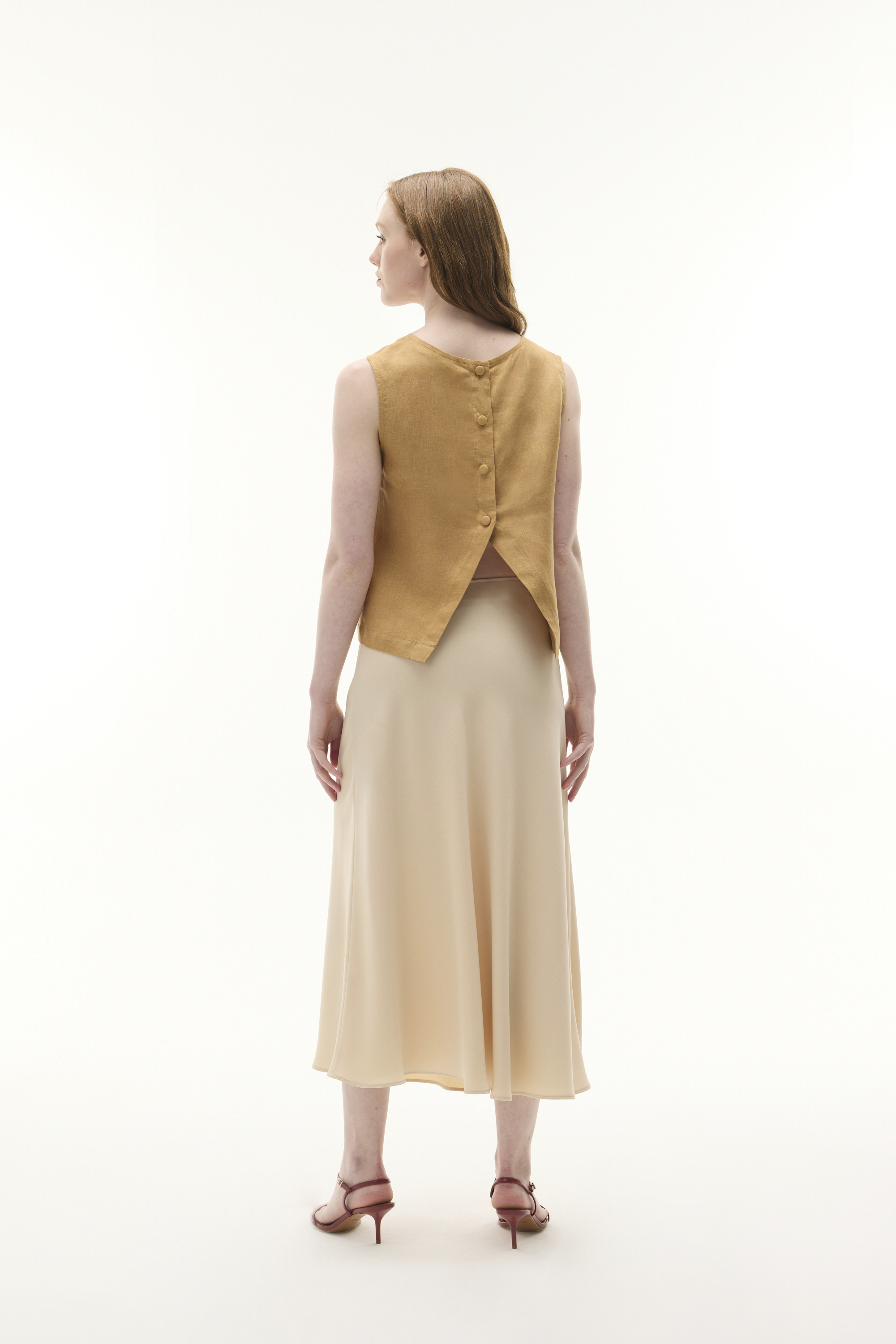 BİSİKLET YAKA ARKASI DÜĞMELİ KOLSUZ BLUZ