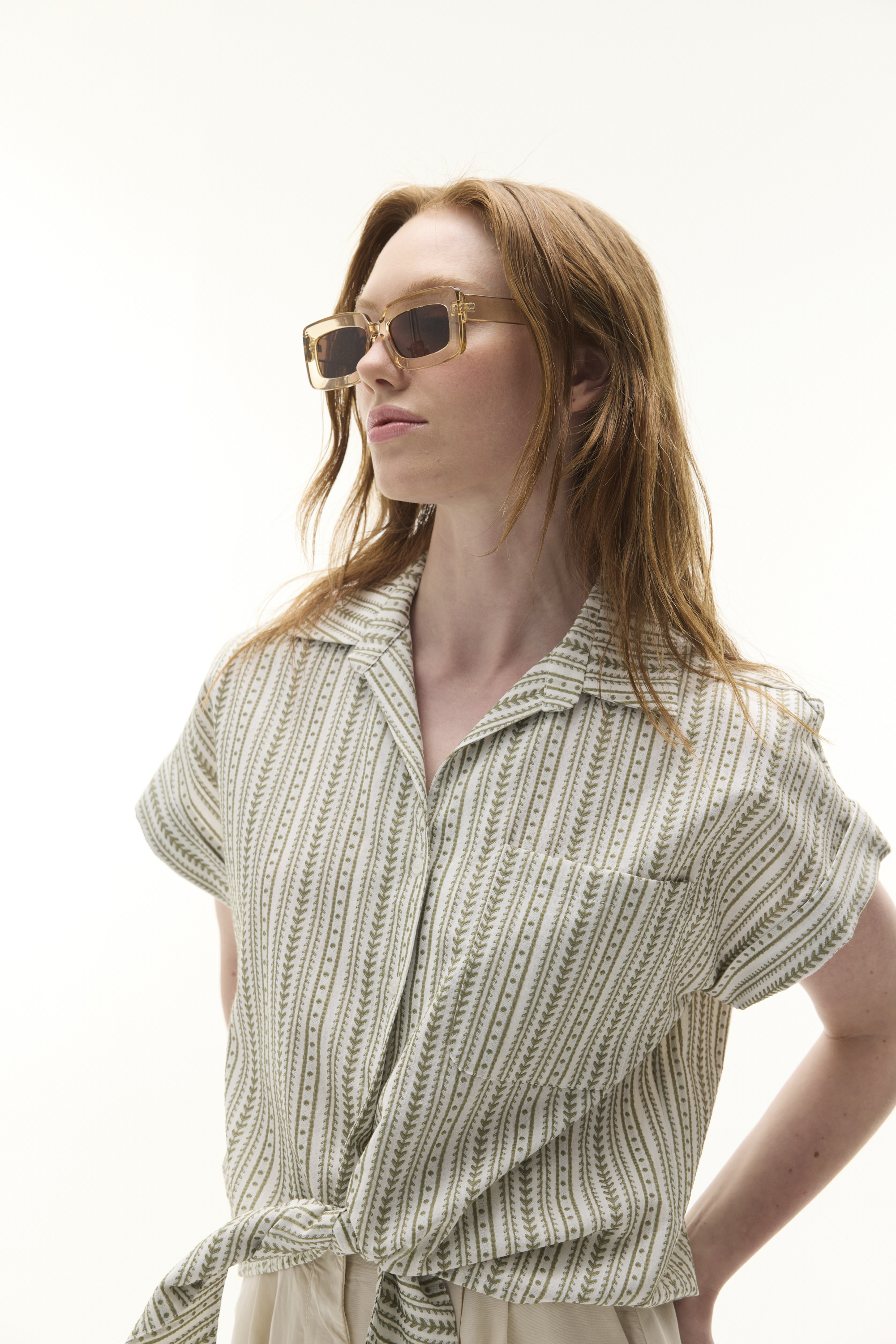 NAKIŞLI V YAKA BAĞLAMALI BLUZ