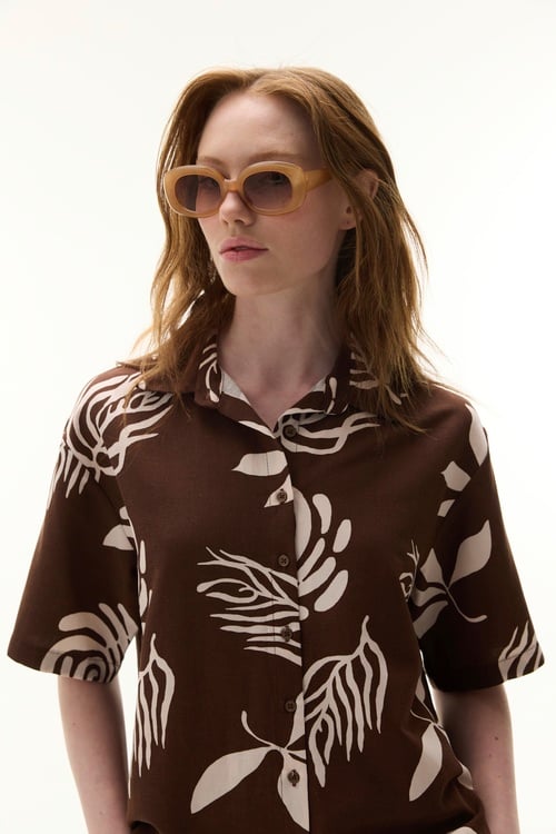  KETEN KARIŞIMLI BASKILI KISA KOLLU GÖMLEK