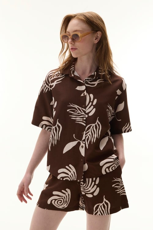  KETEN KARIŞIMLI BASKILI KISA KOLLU GÖMLEK