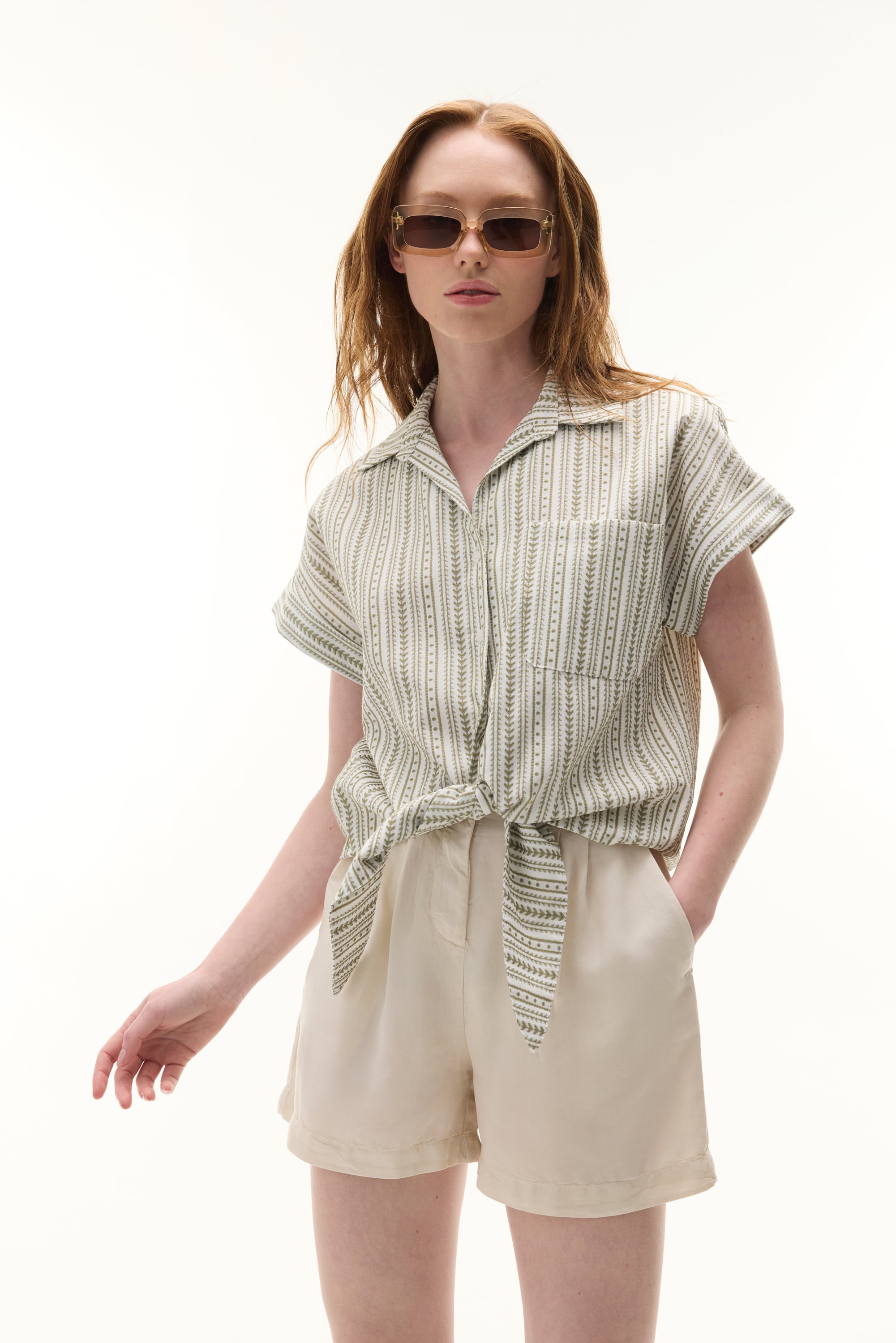 NAKIŞLI V YAKA BAĞLAMALI BLUZ