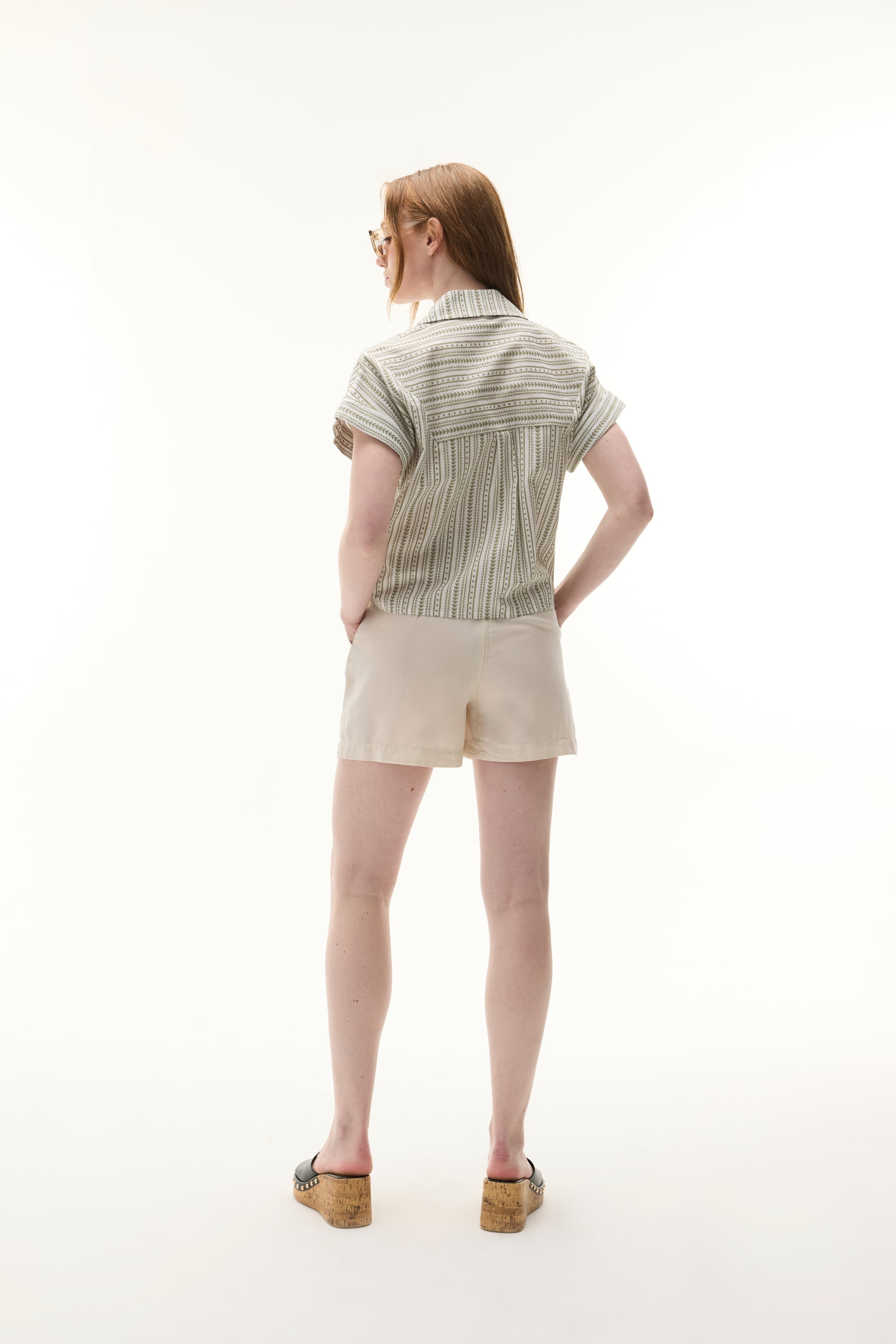 NAKIŞLI V YAKA BAĞLAMALI BLUZ