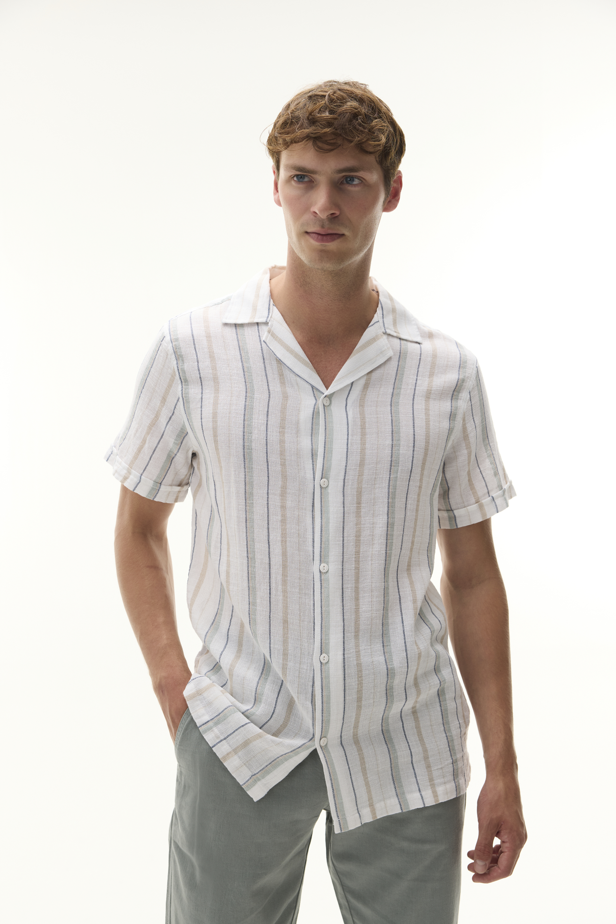 REGULAR FIT RESORT YAKA ÇİZGİLİ KISA KOLLU GÖMLEK