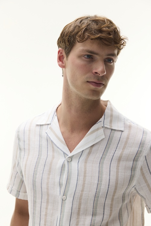  REGULAR FIT RESORT YAKA ÇİZGİLİ KISA KOLLU GÖMLEK