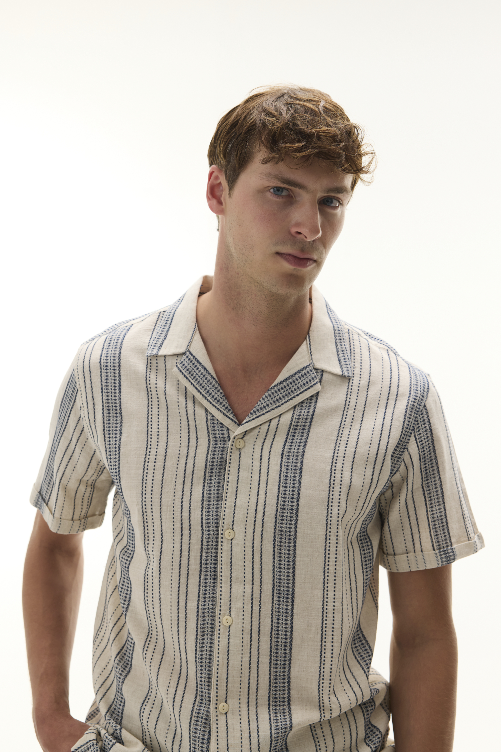 ÇİZGİLİ RESORT YAKA KISA KOLLU GÖMLEK