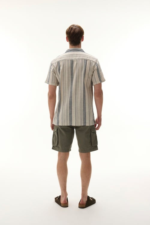 ÇİZGİLİ RESORT YAKA KISA KOLLU GÖMLEK