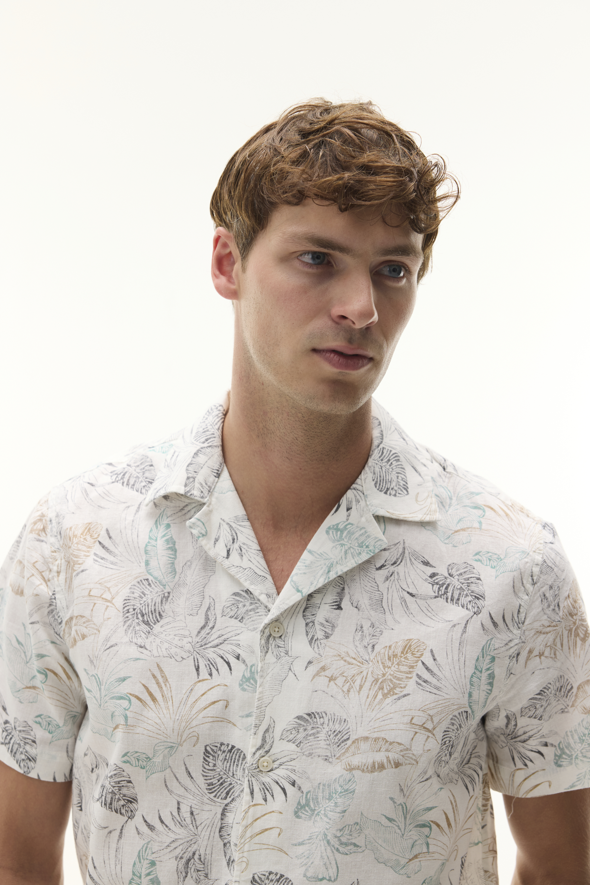 BASKILI RESORT YAKA KETEN KARIŞIMLI KISA KOLLU GÖMLEK