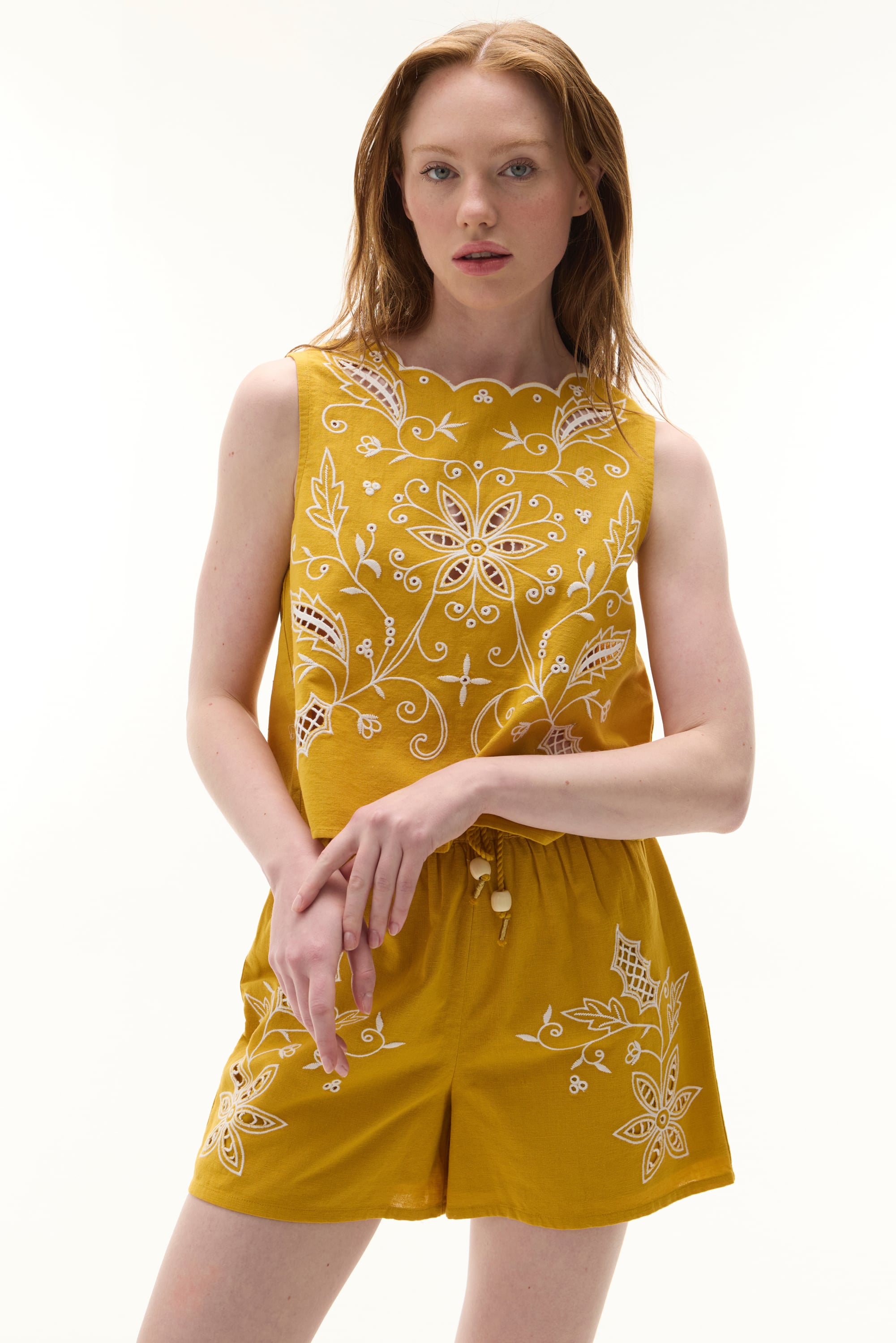 SIRT DETAYLI KOLSUZ NAKIŞLI BLUZ