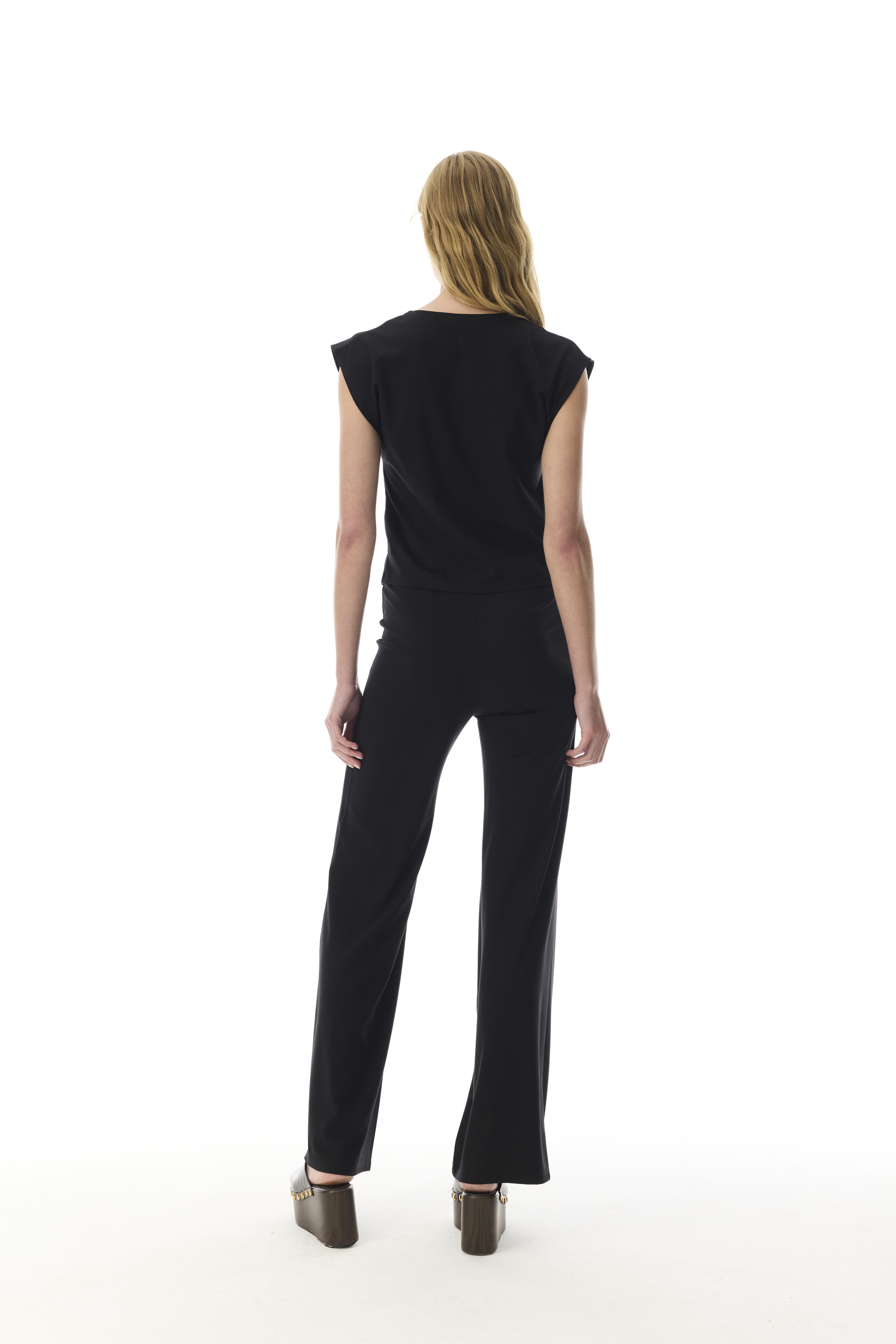 BÜZGÜLÜ V YAKA KOLSUZ BLUZ