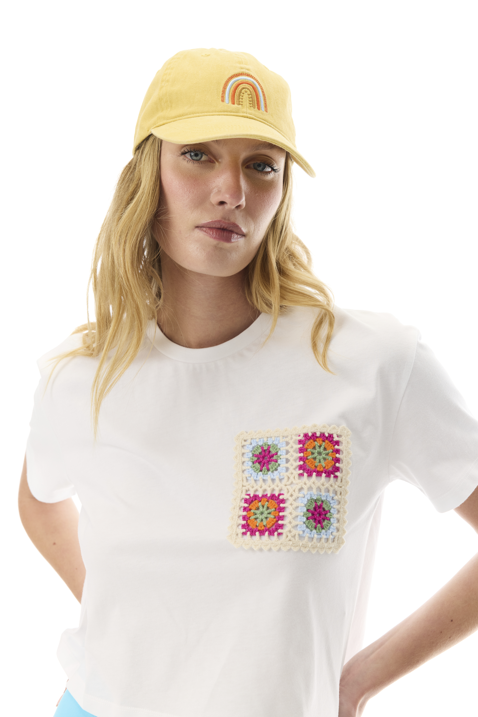 NAKIŞ DETAYLI BİSİKLET YAKA CROP T-SHIRT