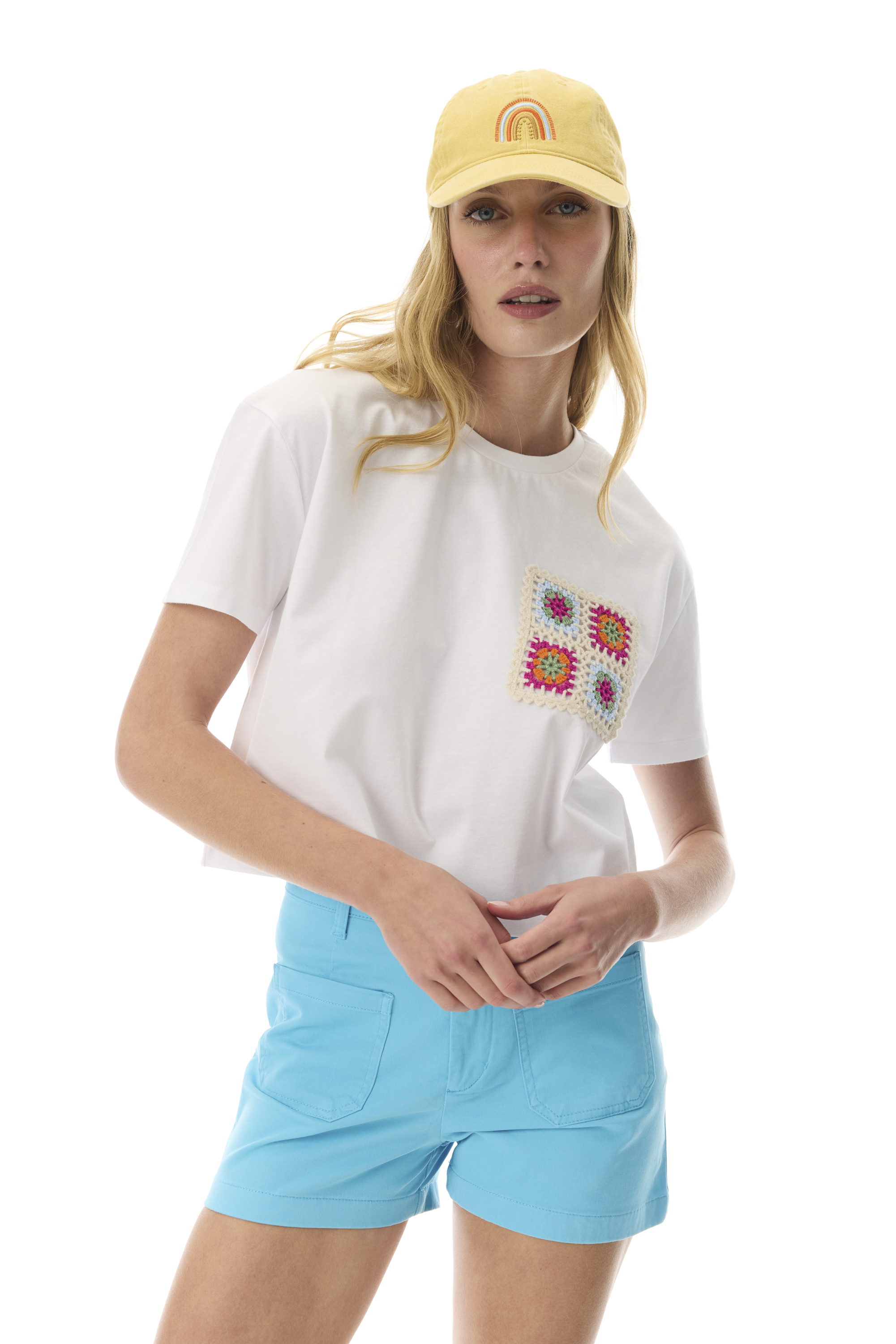 NAKIŞ DETAYLI BİSİKLET YAKA CROP T-SHIRT