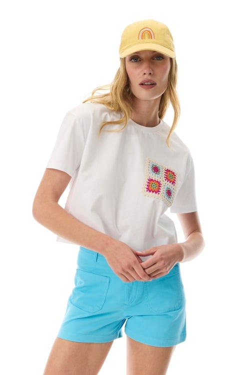  NAKIŞ DETAYLI BİSİKLET YAKA CROP T-SHIRT