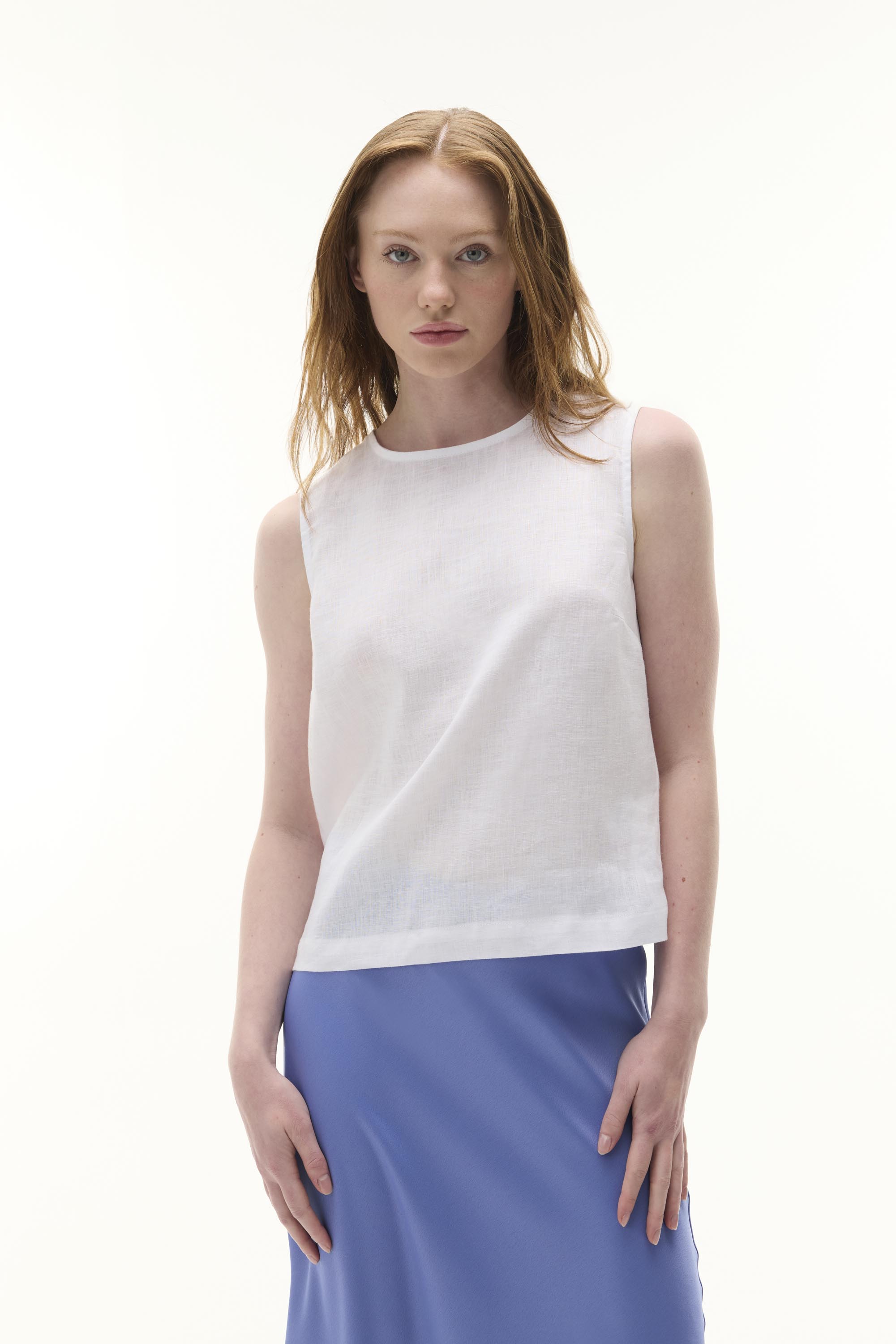 BİSİKLET YAKA ARKASI DÜĞMELİ KOLSUZ BLUZ