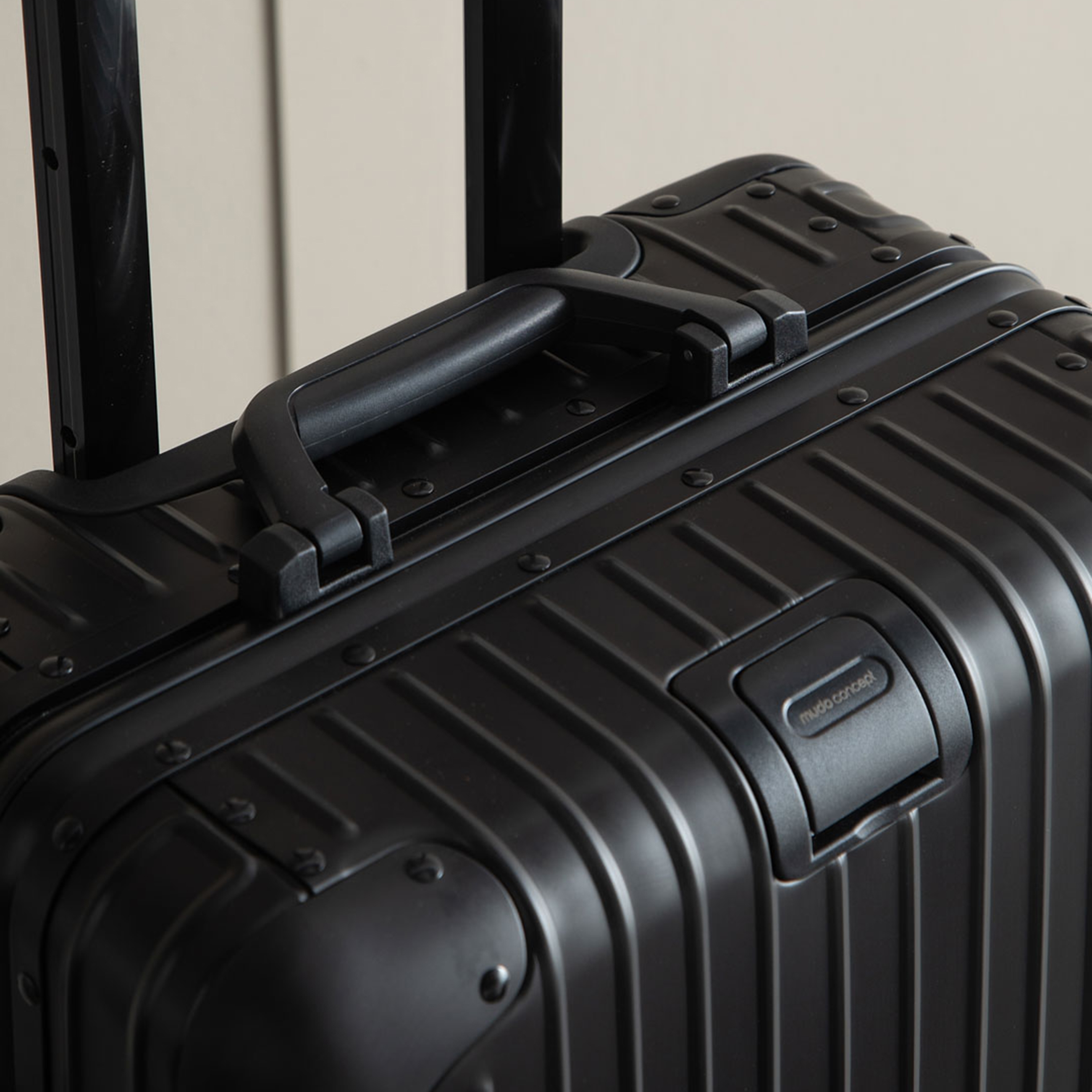 BASEL SİYAH KABİN BOY VALİZ