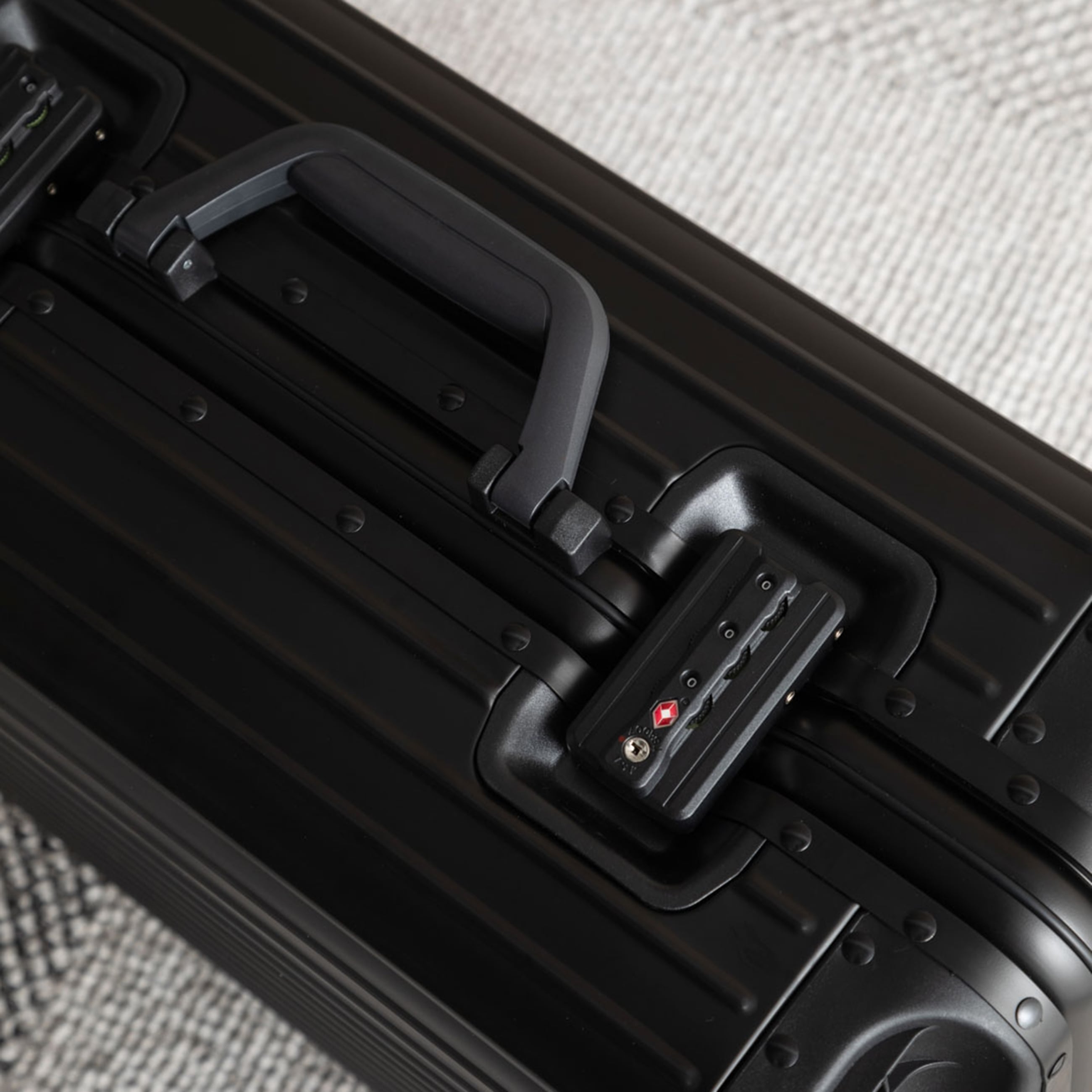 BASEL SİYAH KABİN BOY VALİZ