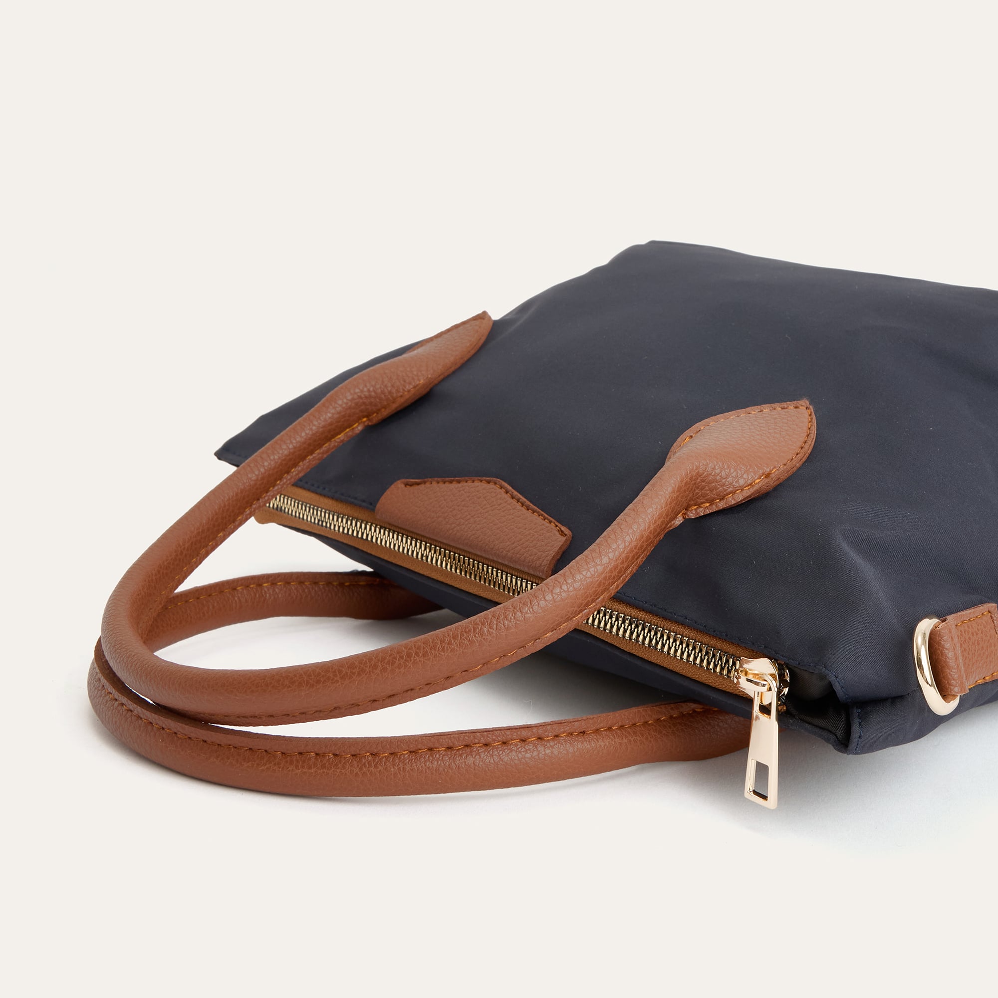 ÇIKARILABİLİR ASKILI OMUZ ÇANTASI