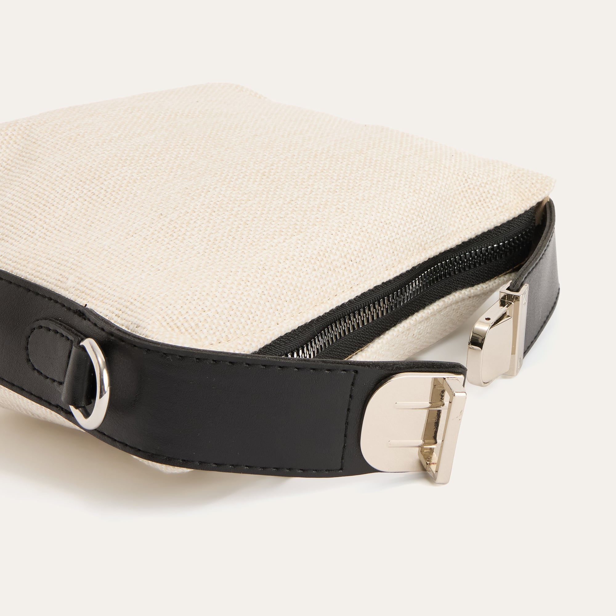 KEMER DETAYLI OMUZ ÇANTASI