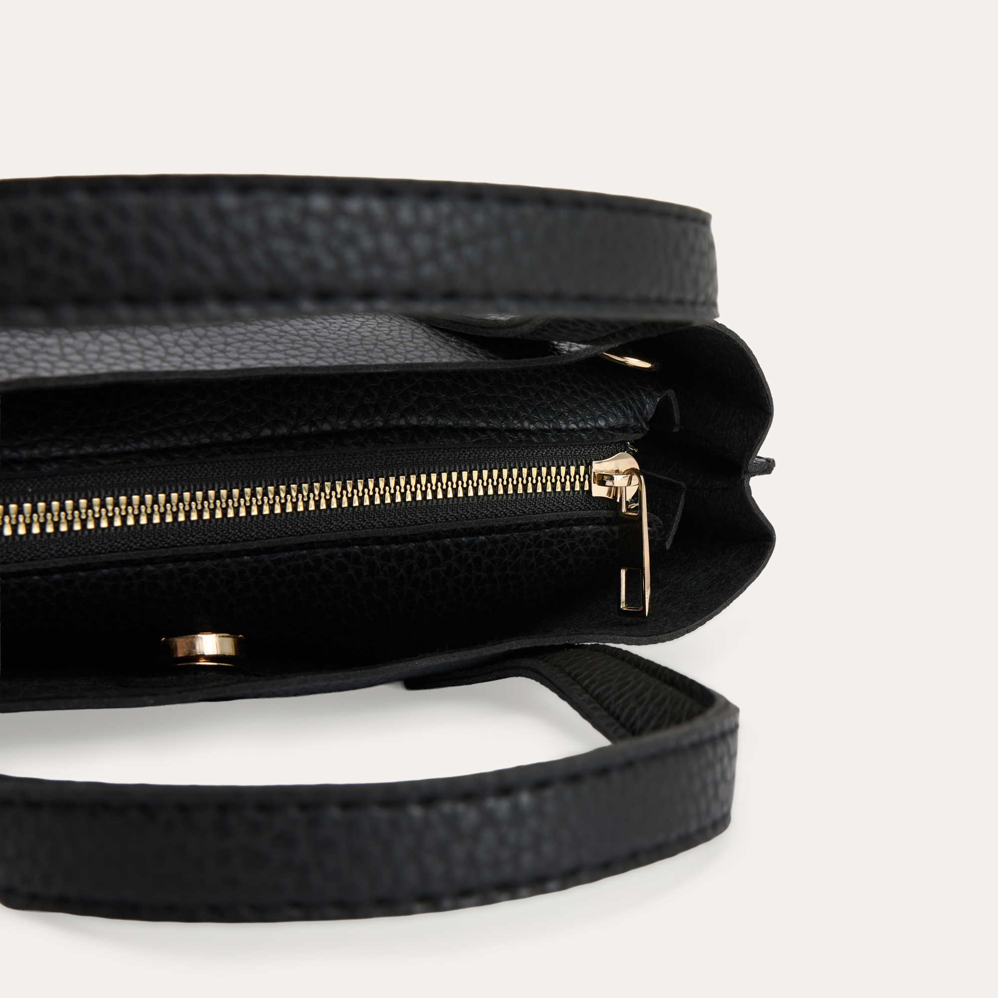 DERİ GÖRÜNÜMLÜ ASKILI EL ÇANTASI