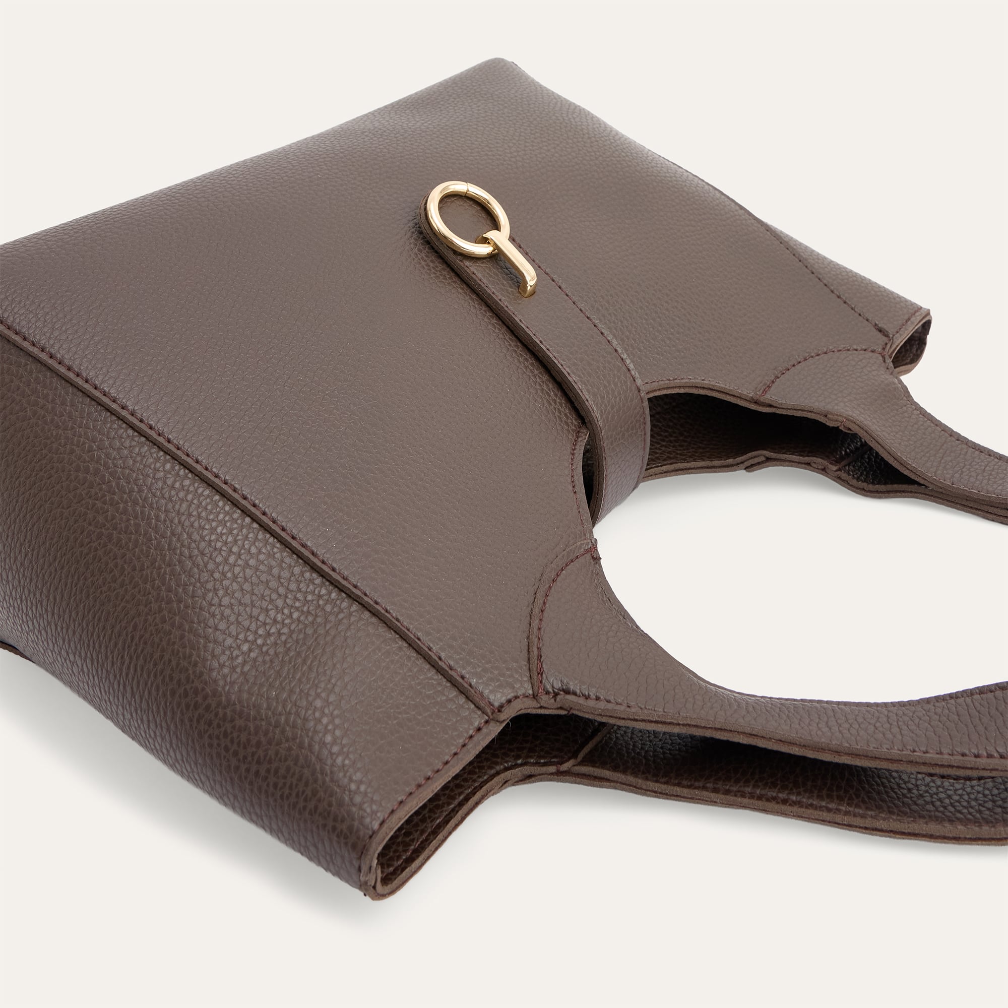 DERİ GÖRÜNÜMLÜ TOKALI EL ÇANTASI