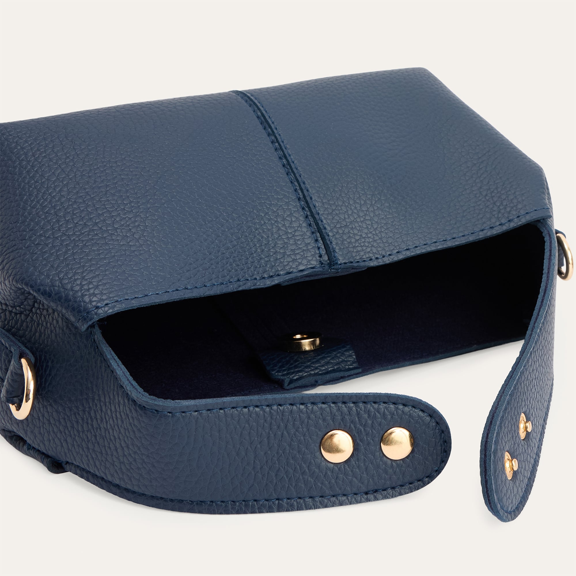 DERİ GÖRÜNÜMLÜ OMUZ ÇANTASI