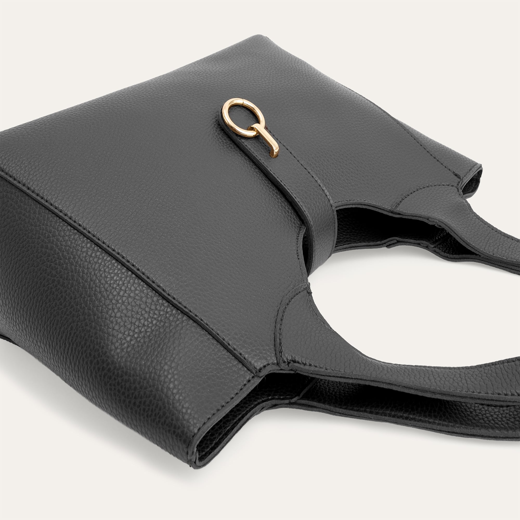 DERİ GÖRÜNÜMLÜ TOKALI EL ÇANTASI