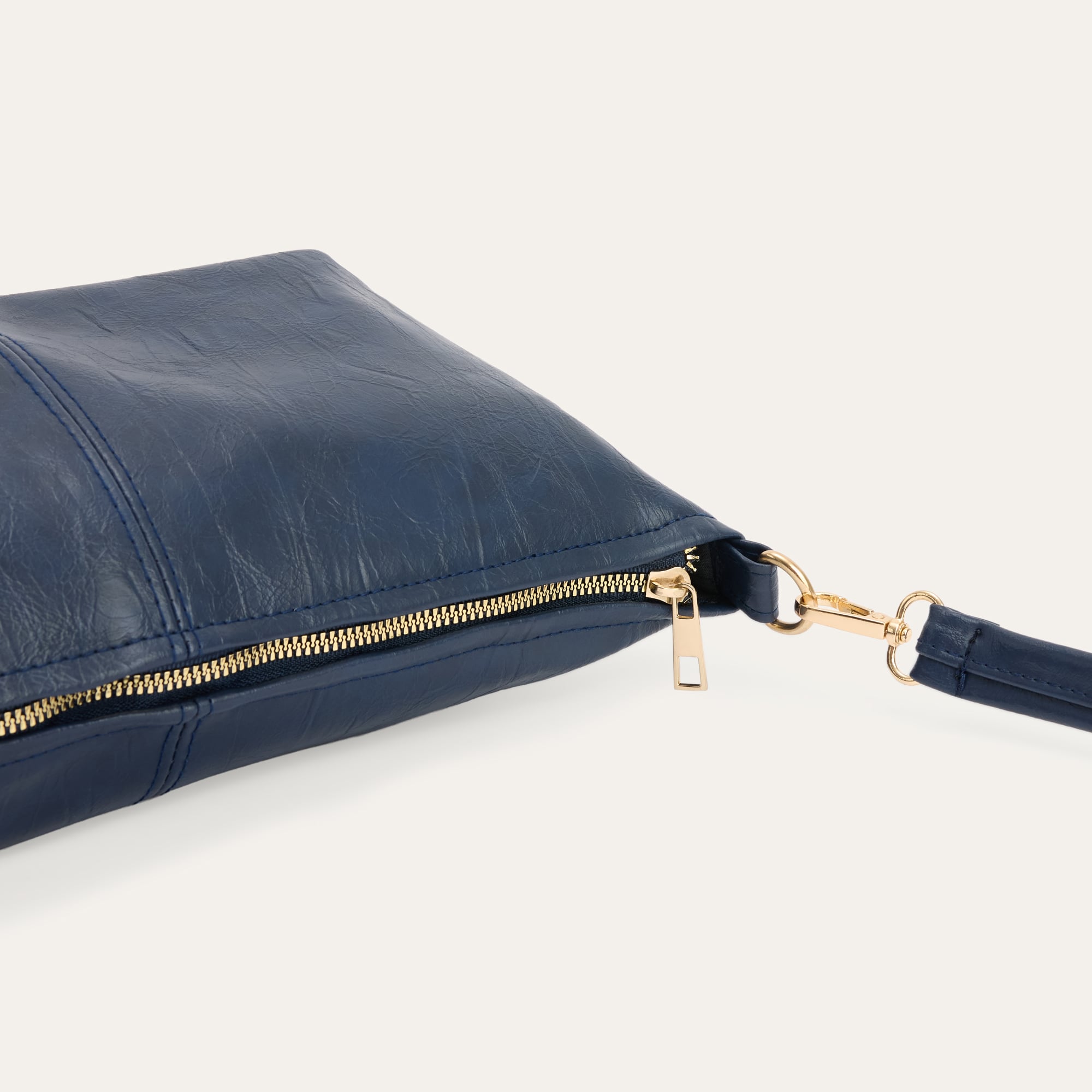 KIRIŞIK DERİ GÖRÜNÜMLÜ OMUZ ÇANTASI